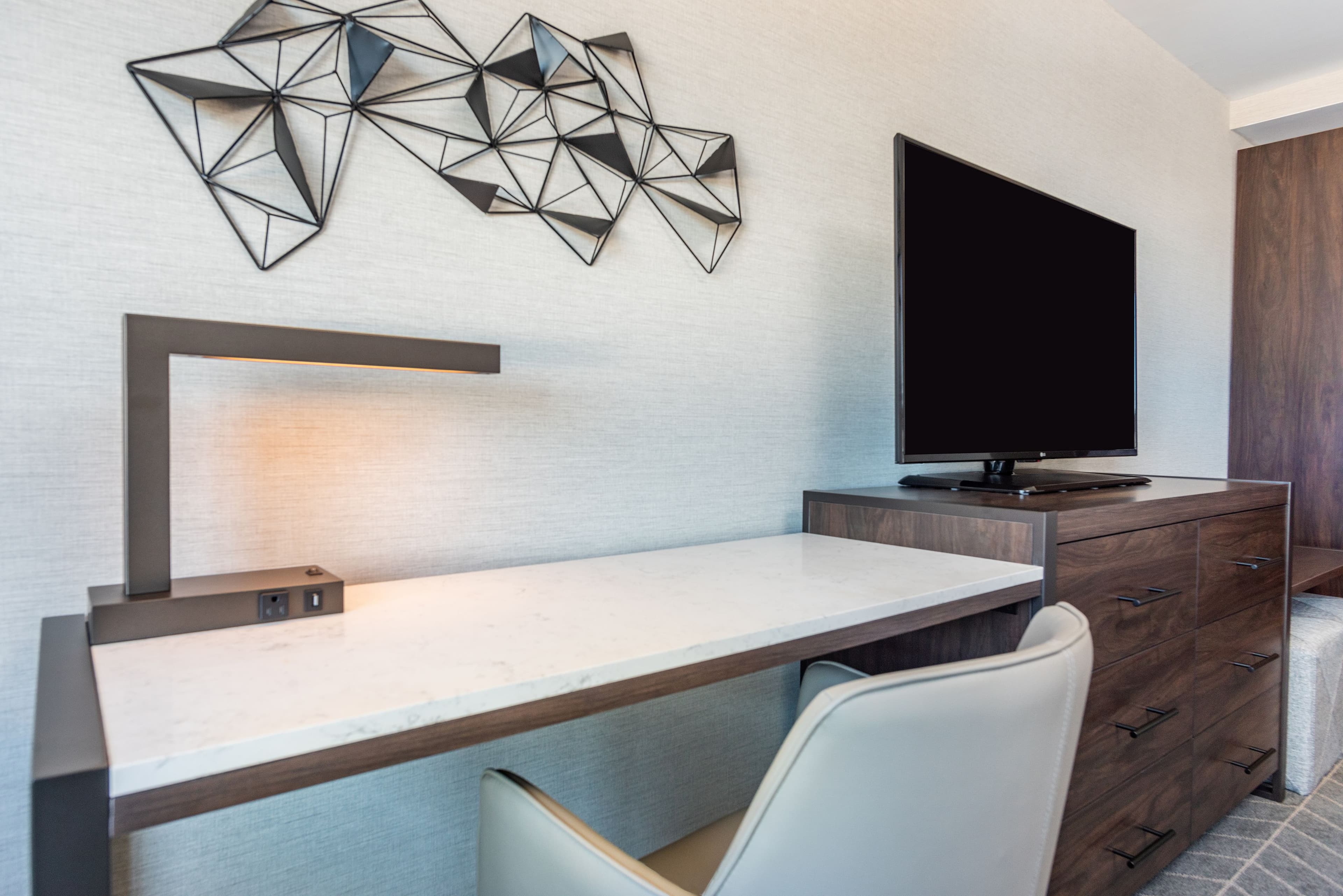 Holiday Inn Boston Logan Airport - Chelsea - Image 5