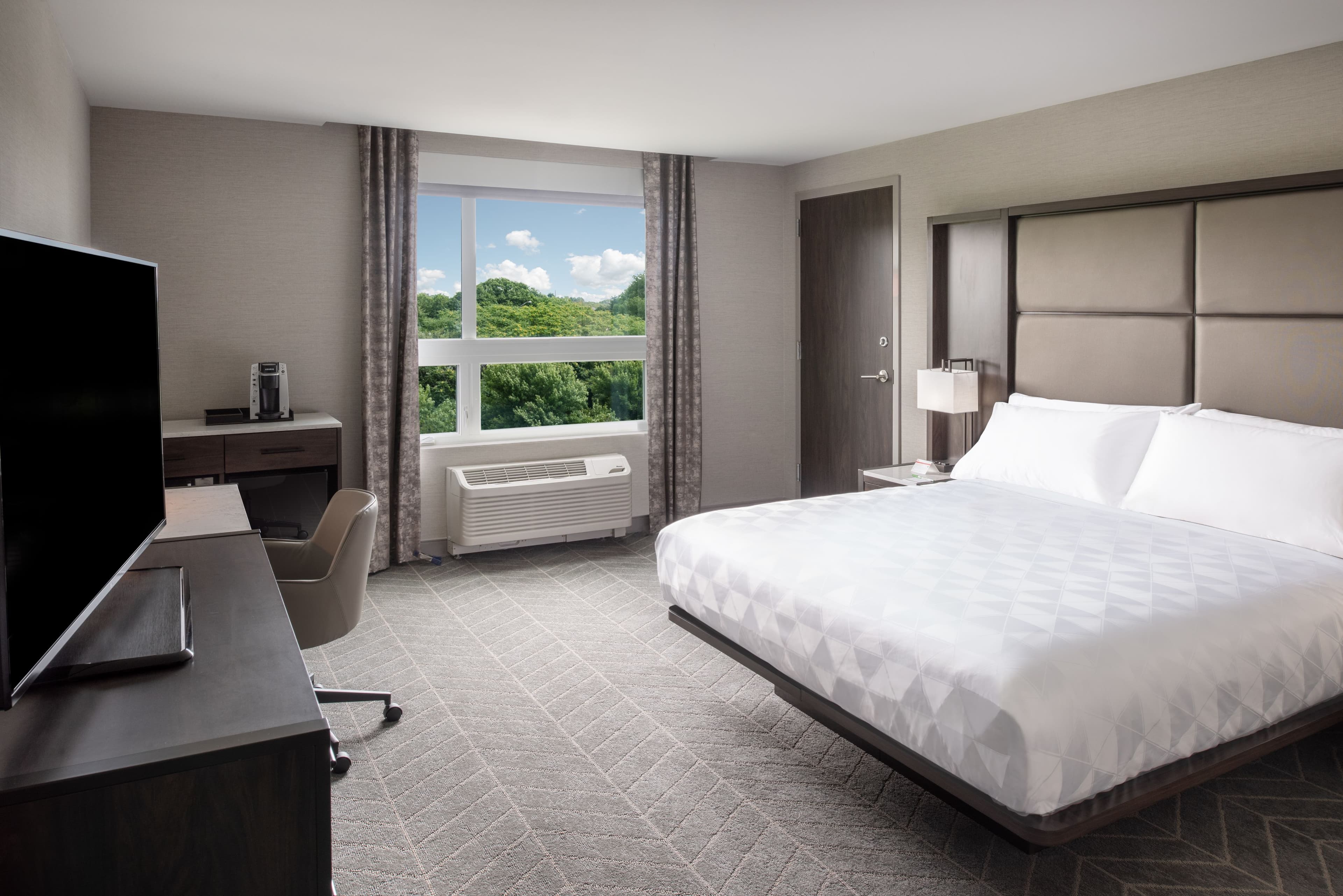 Holiday Inn Boston Logan Airport - Chelsea - Image 4