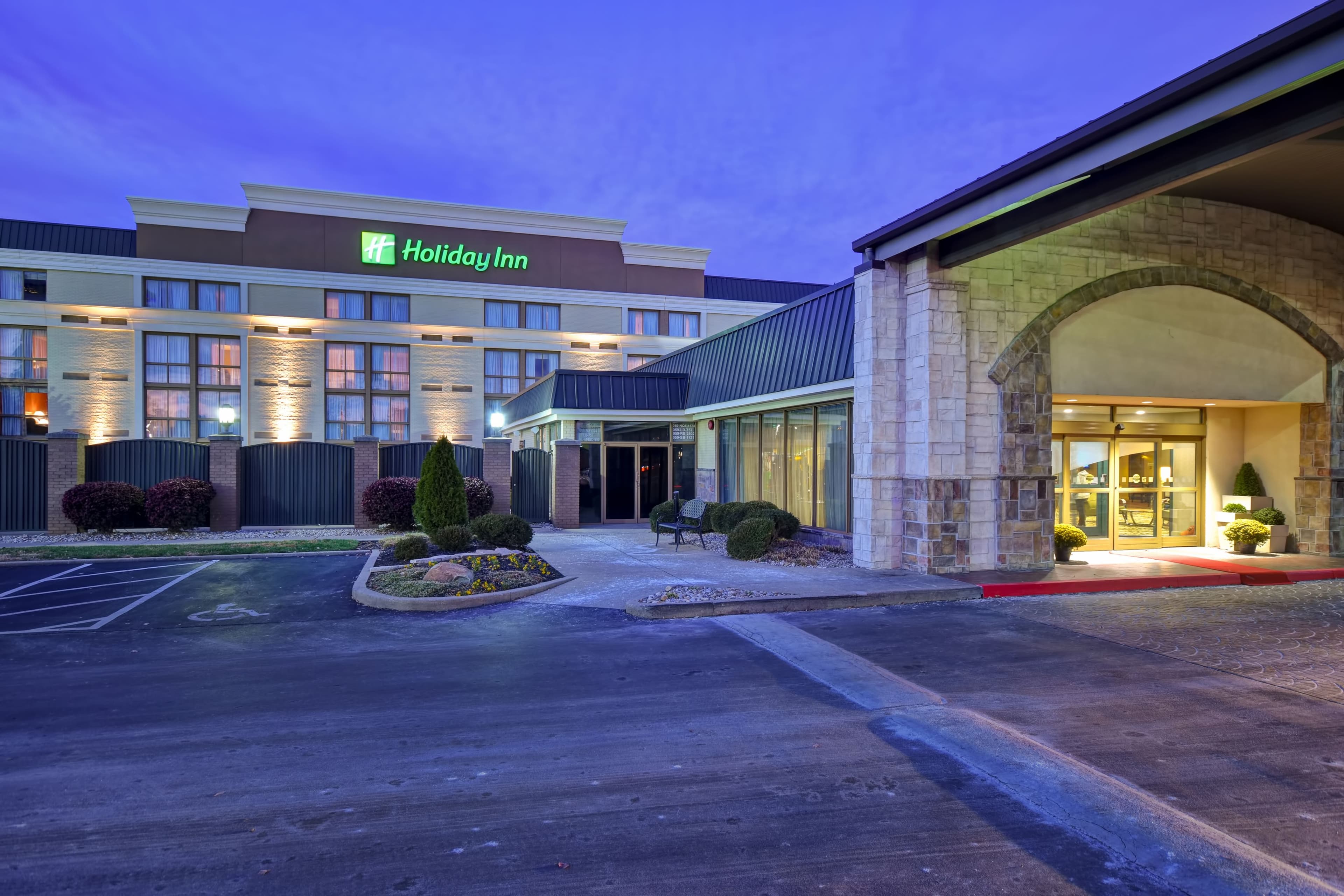 Holiday Inn Cincinnati-Riverfront - Image 1