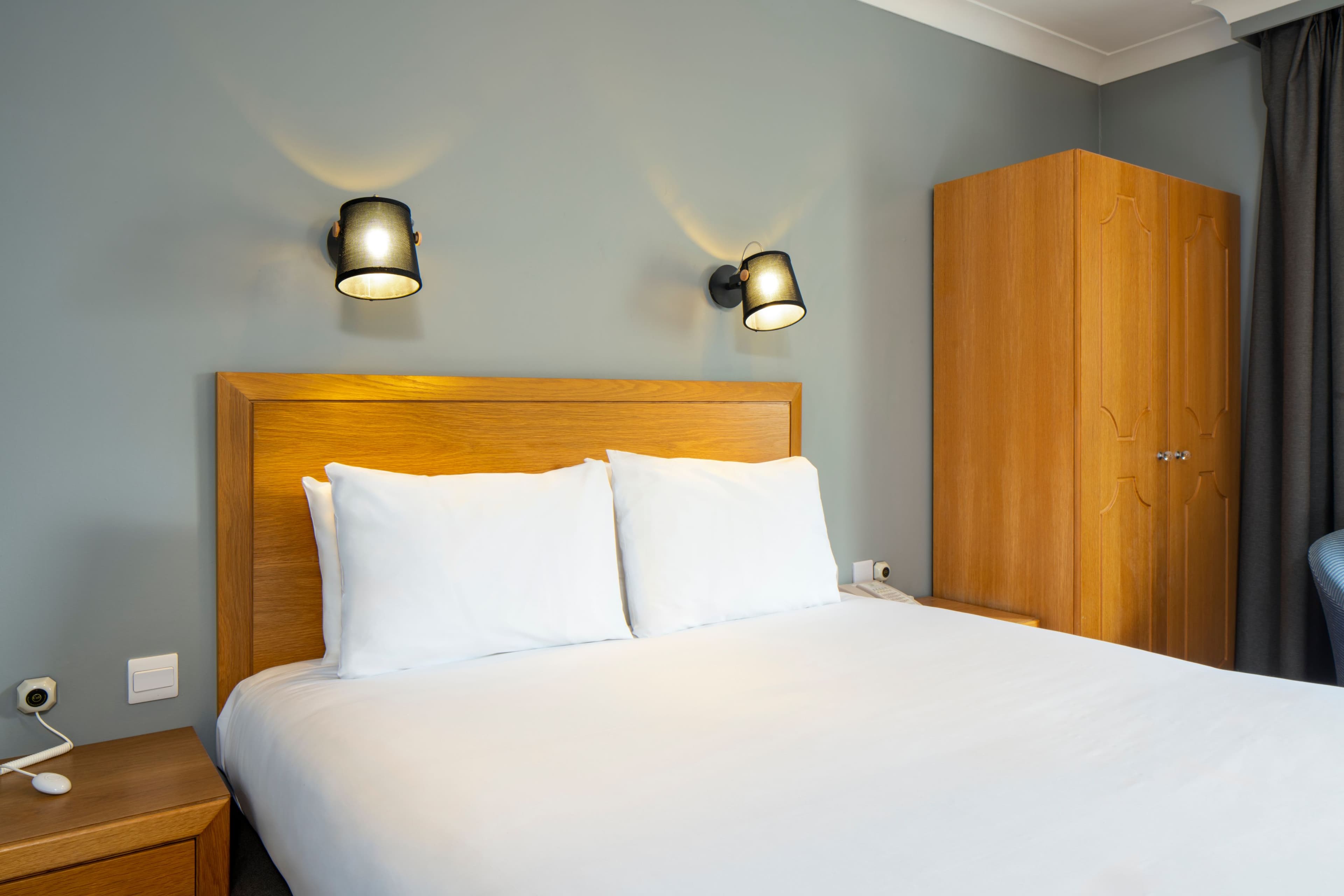Holiday Inn Edinburgh - Image 4