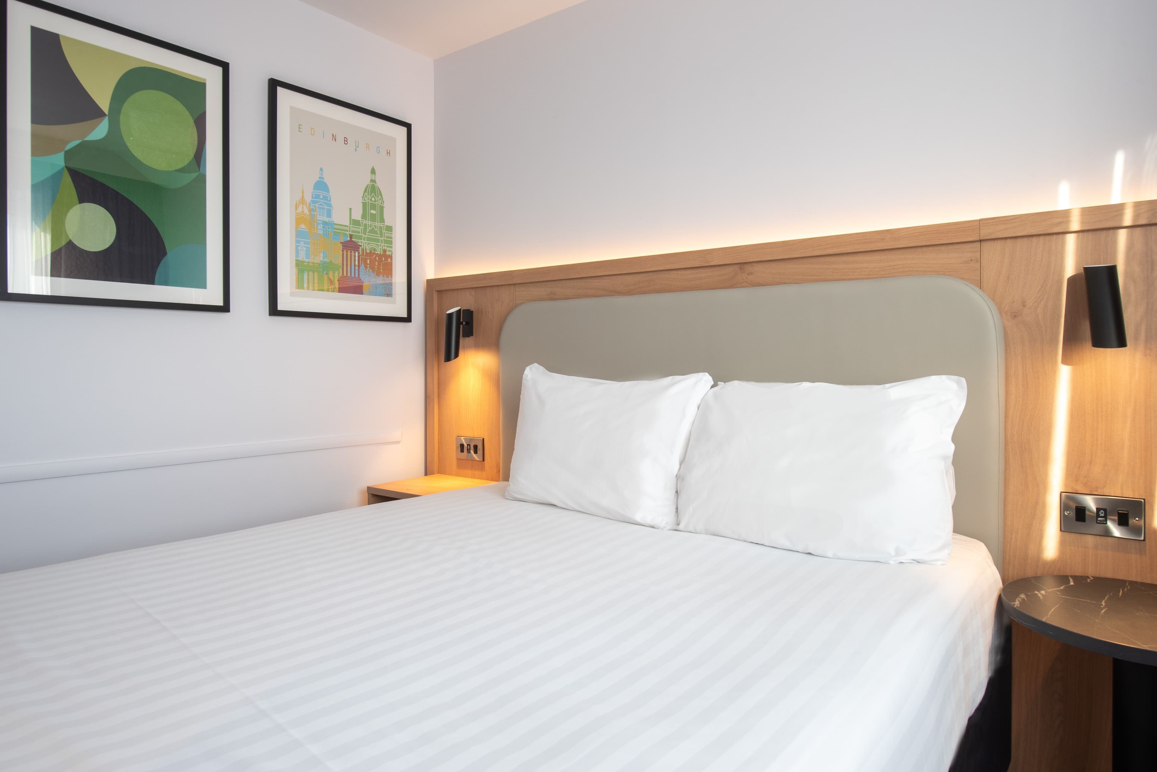 Holiday Inn Edinburgh - Image 3