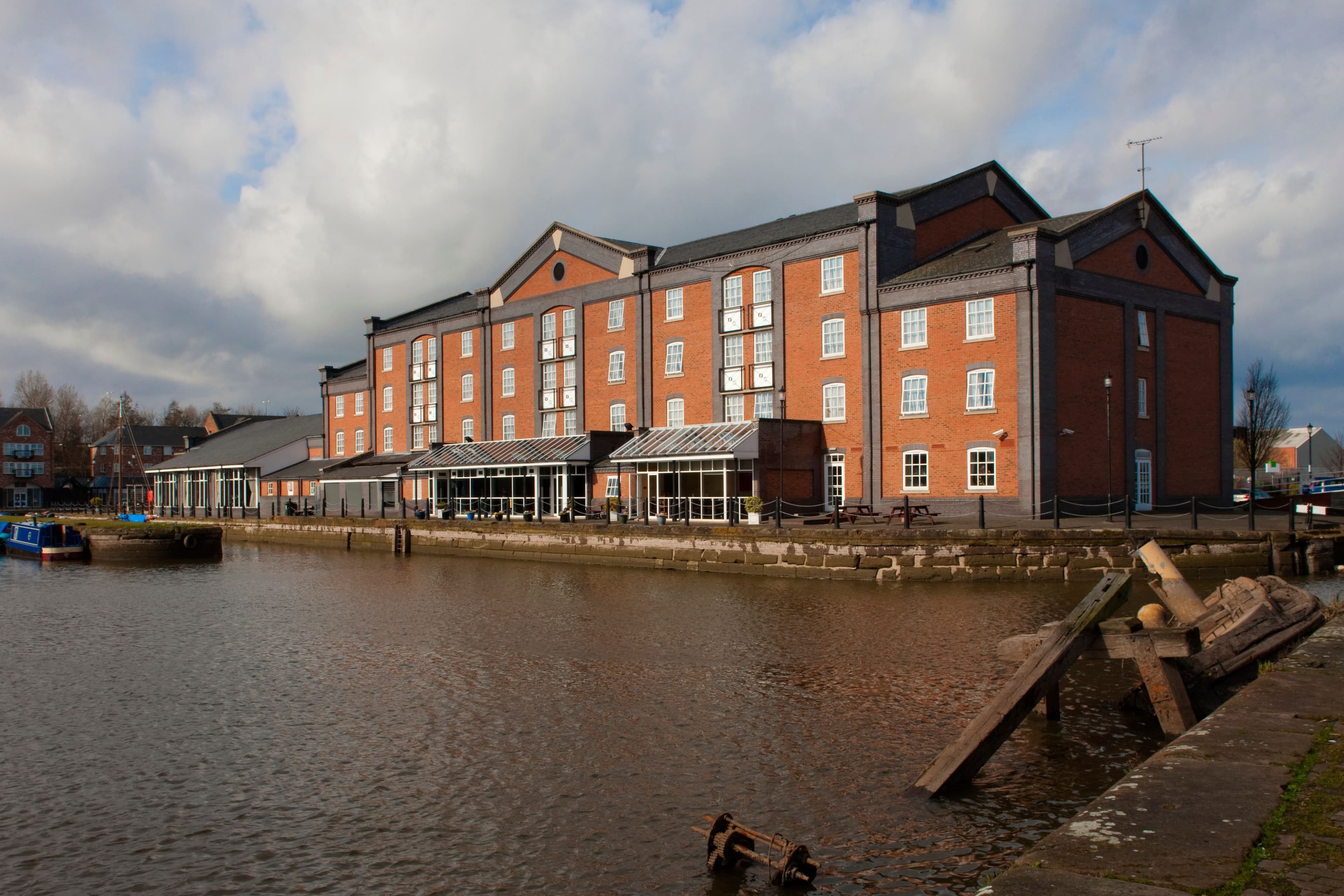 Holiday Inn Ellesmere Port - Cheshire Oaks - Image 1