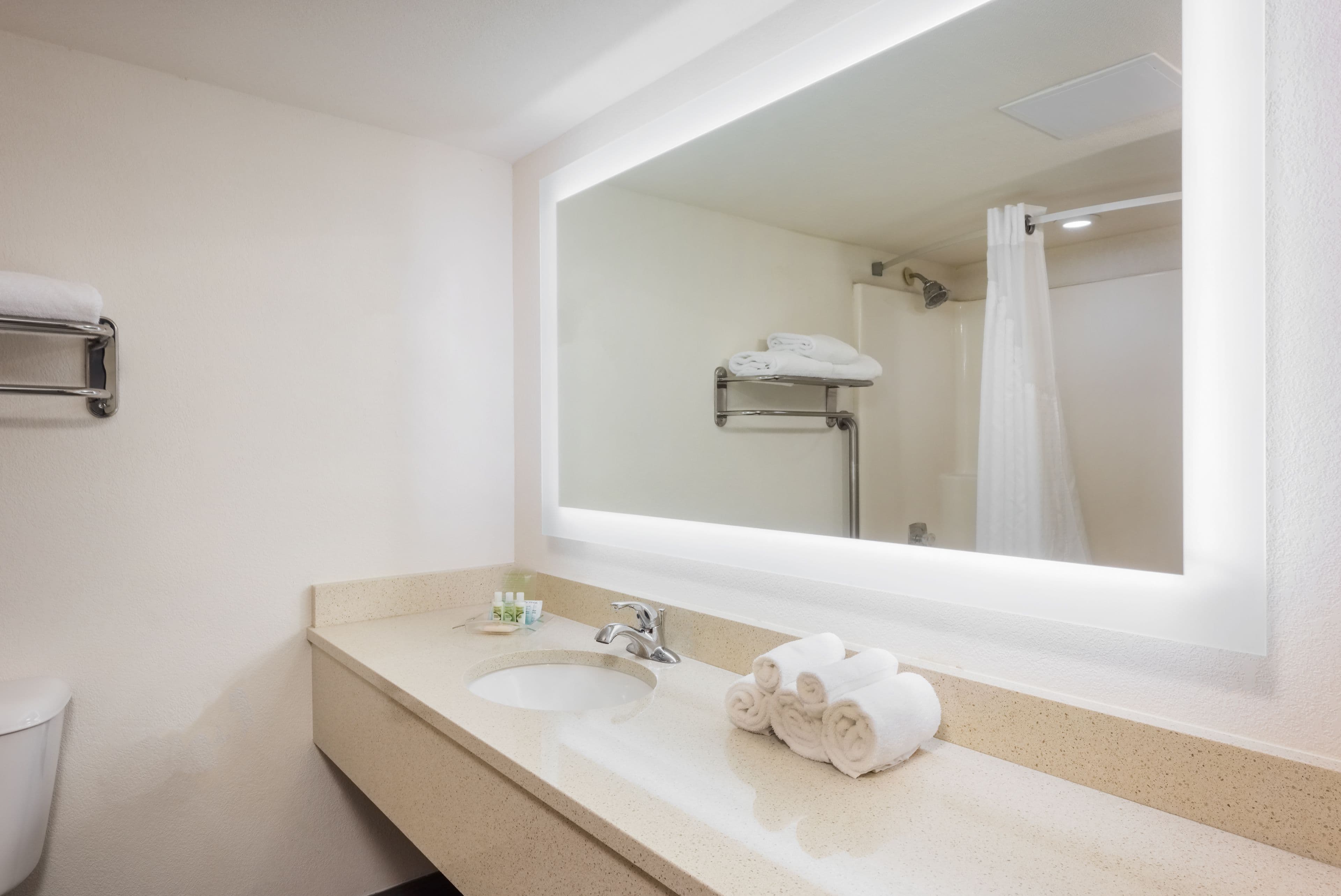 Holiday Inn Saint Louis West At Six Flags - Image 3