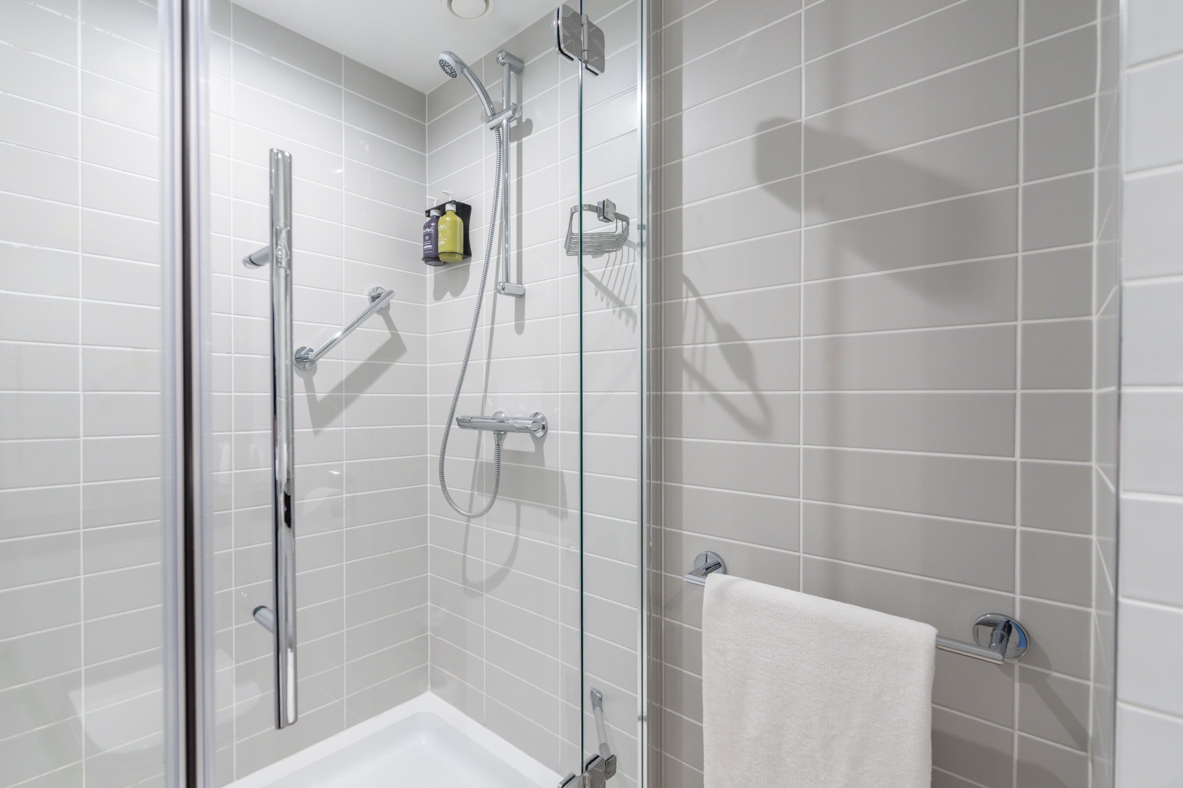 Standard Room with Free Hot Breakfast - Image 6