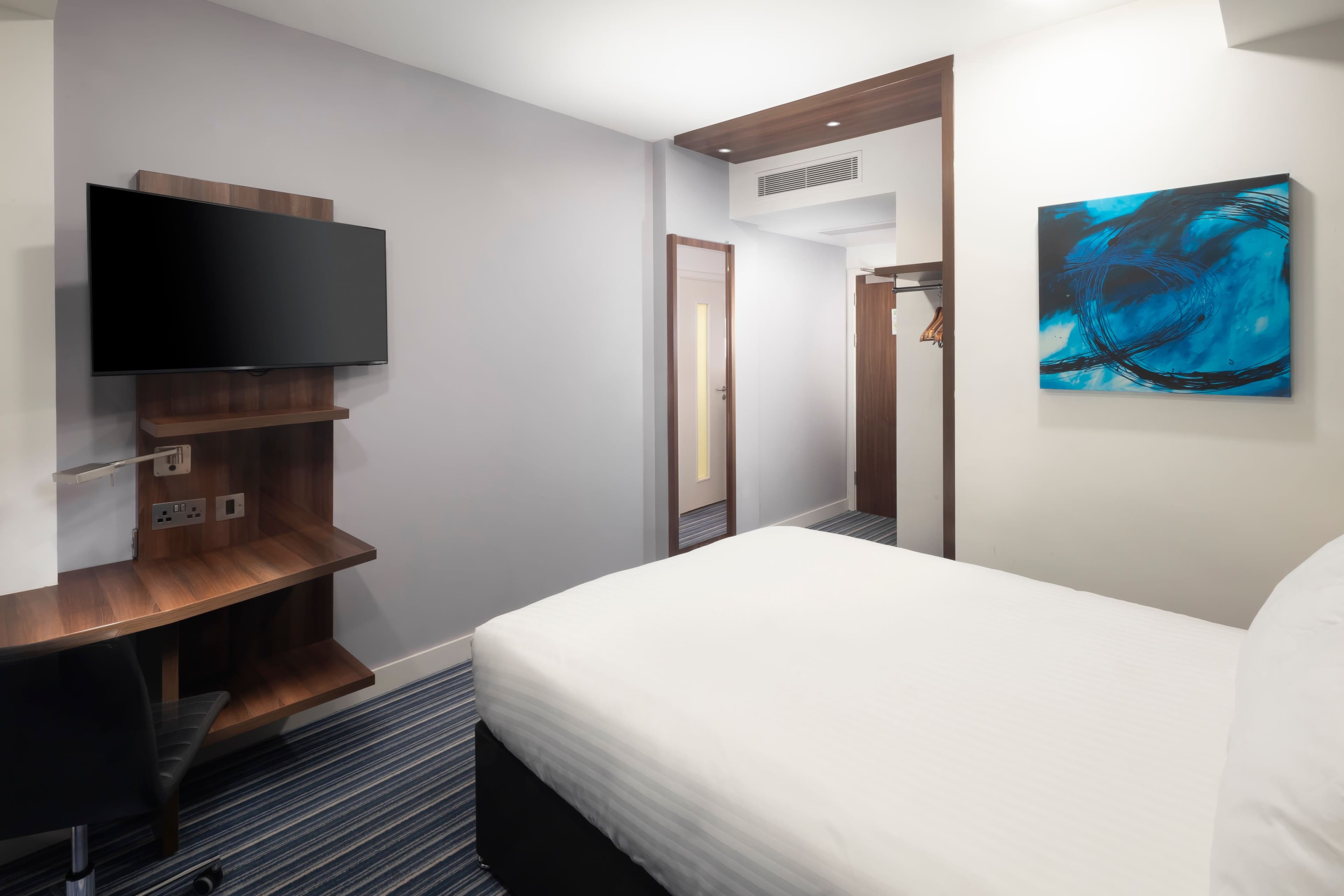 Standard Room with Free Hot Breakfast - Image 7