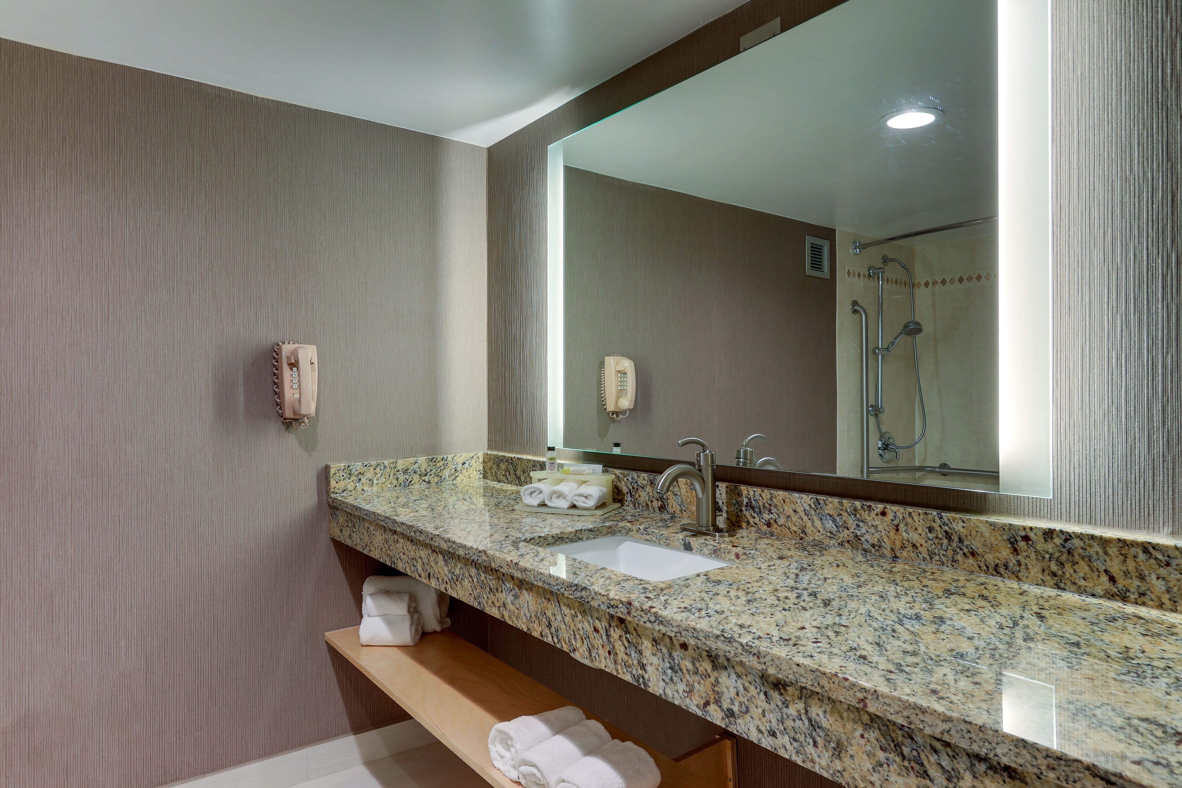 Holiday Inn Express Aberdeen-Chesapeake House — 8