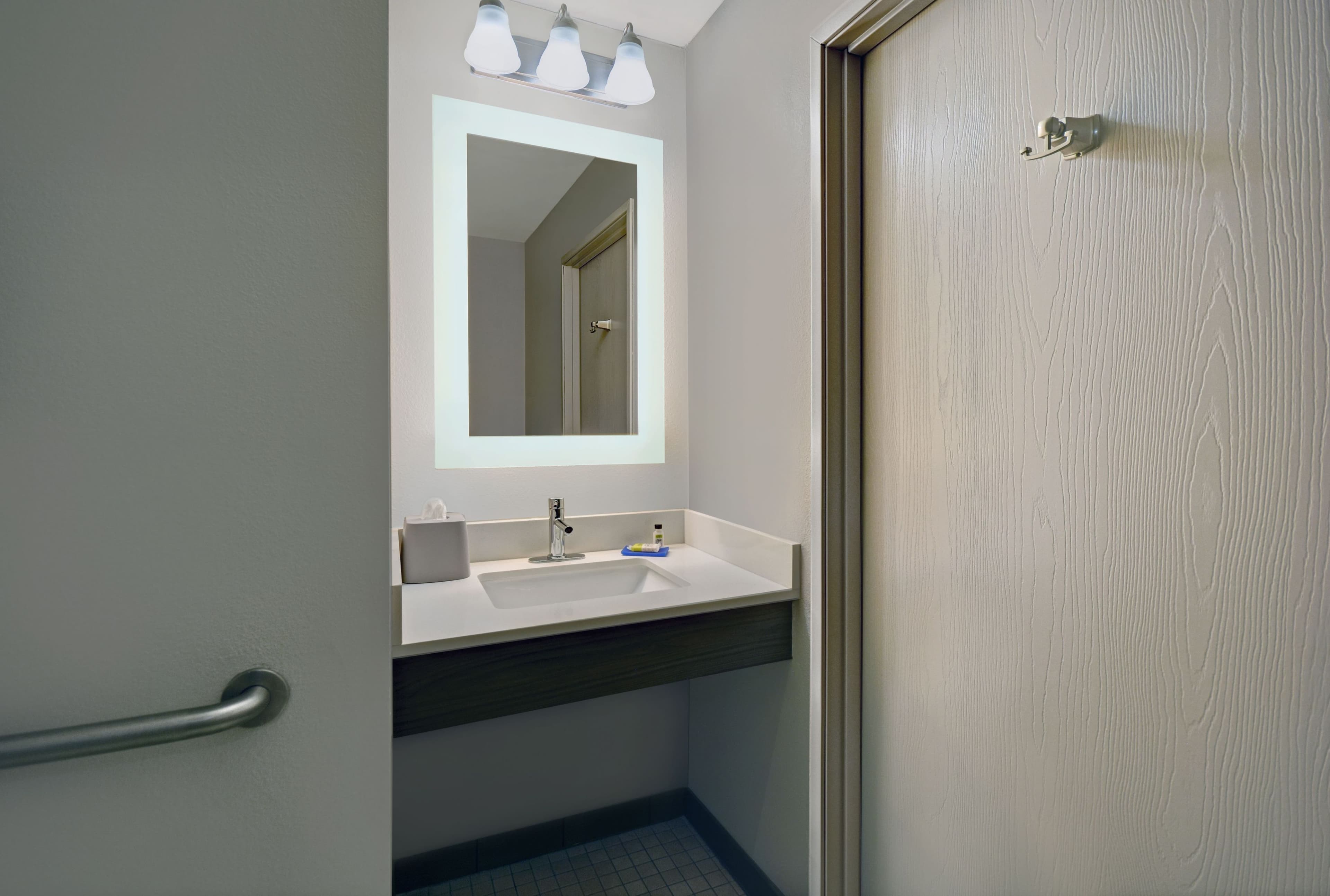 Holiday Inn Express Adrian — 9