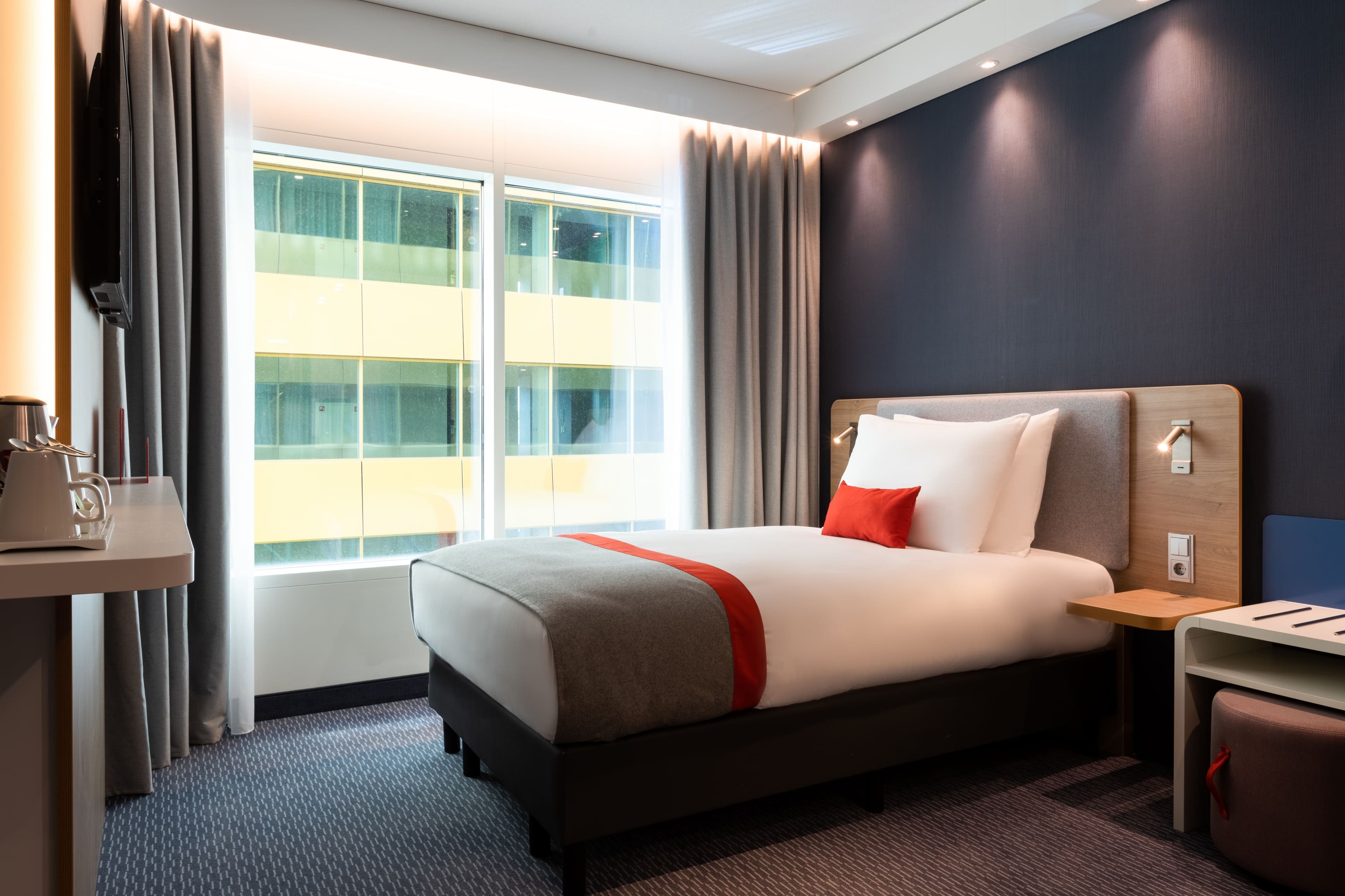 Holiday Inn Express Amsterdam - North Riverside - Image 2