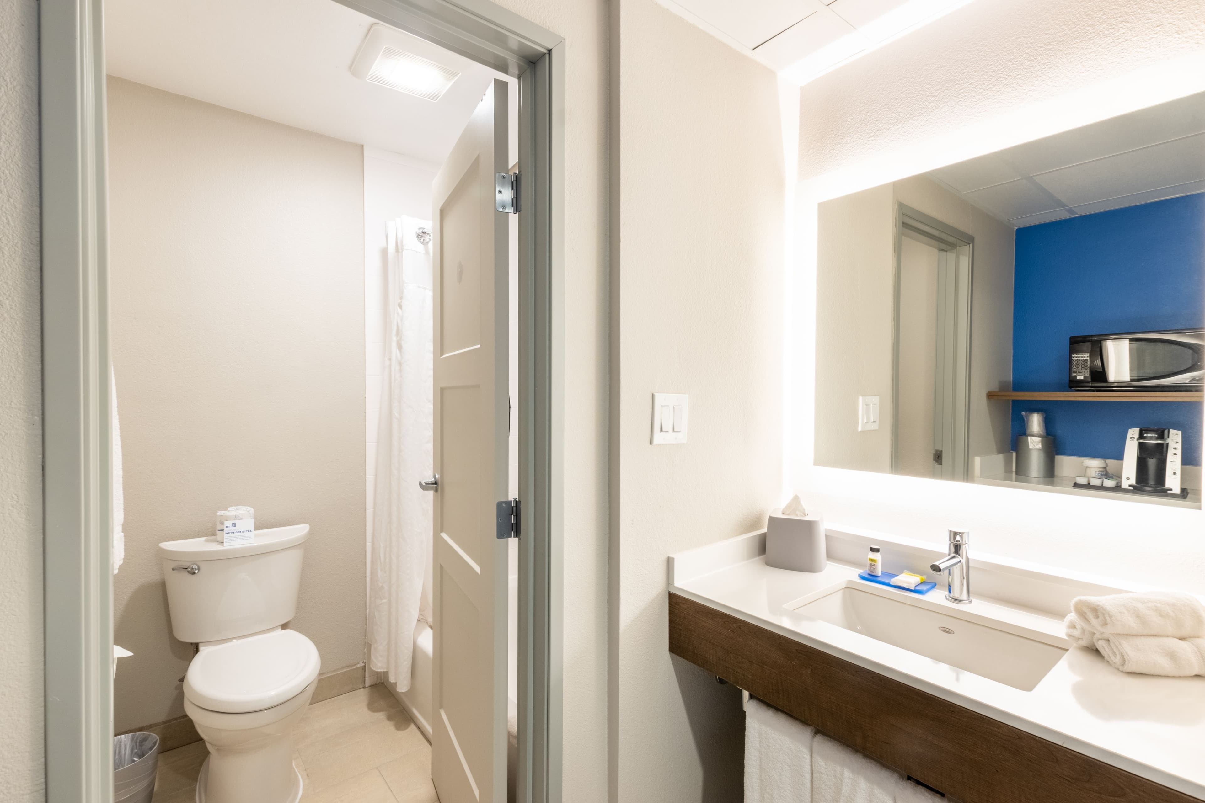 Holiday Inn Express Anaheim West - Image 2