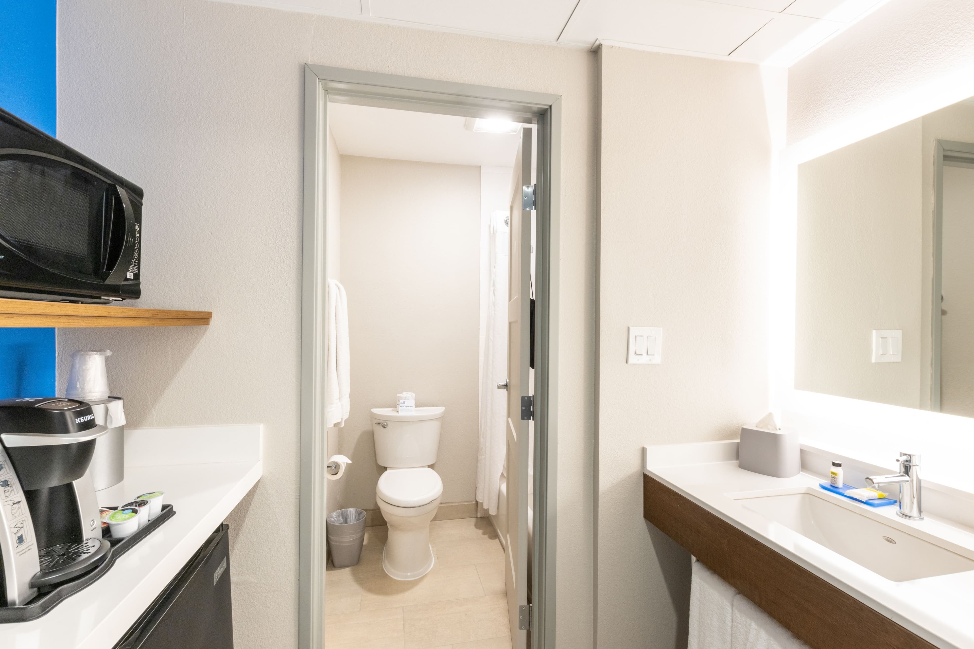 Holiday Inn Express Anaheim West — 3