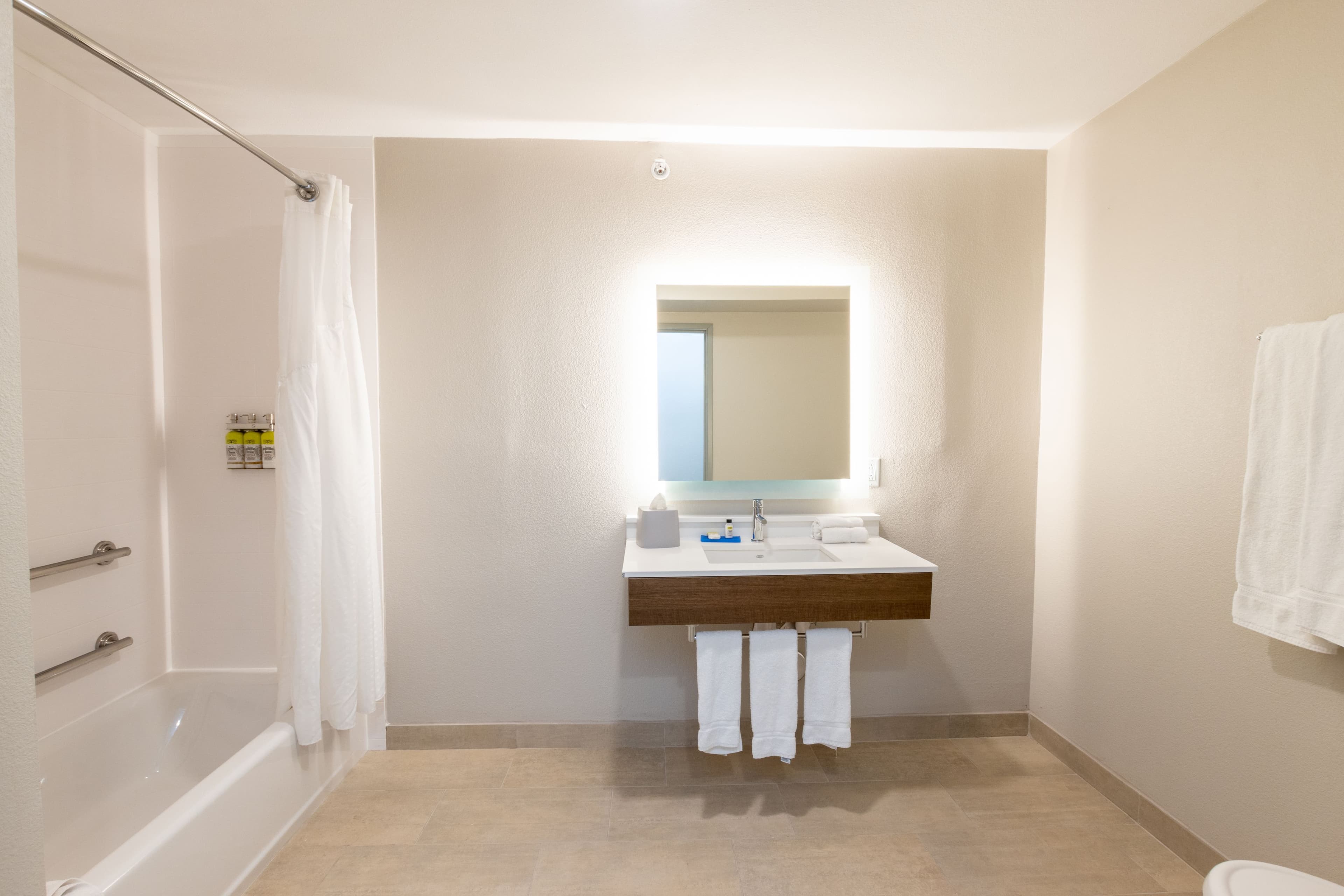 Holiday Inn Express Anaheim West — 12