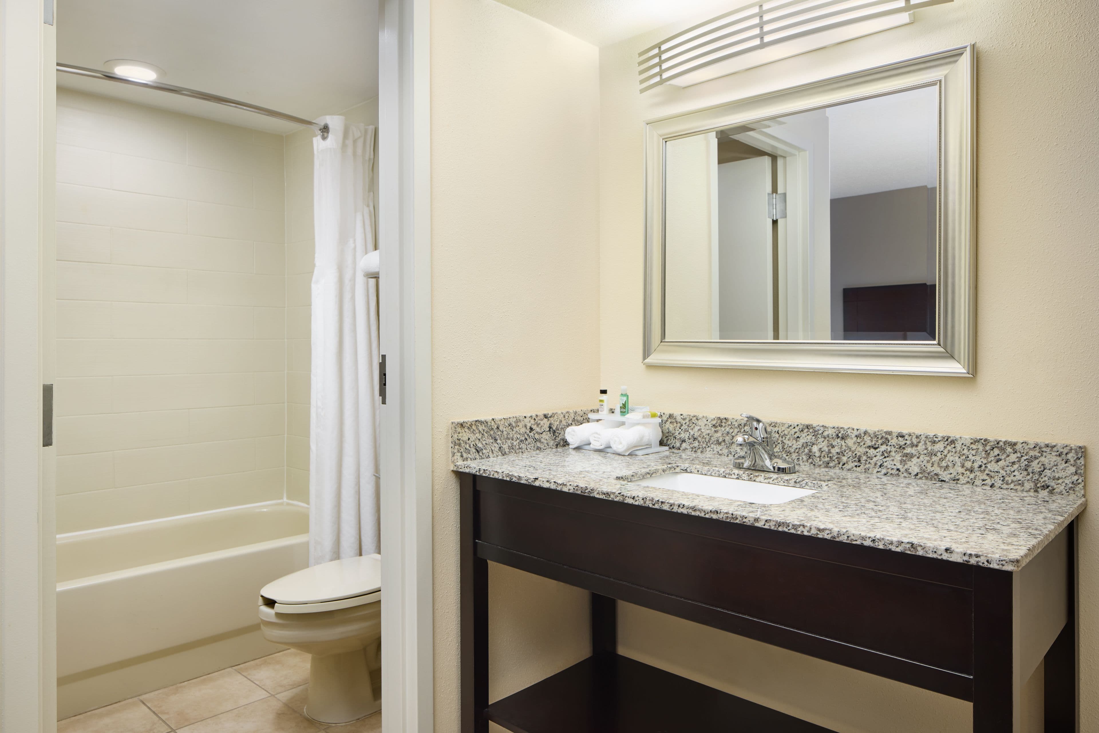 Holiday Inn Express & Suites Alpharetta - Windward Parkway - Image 2