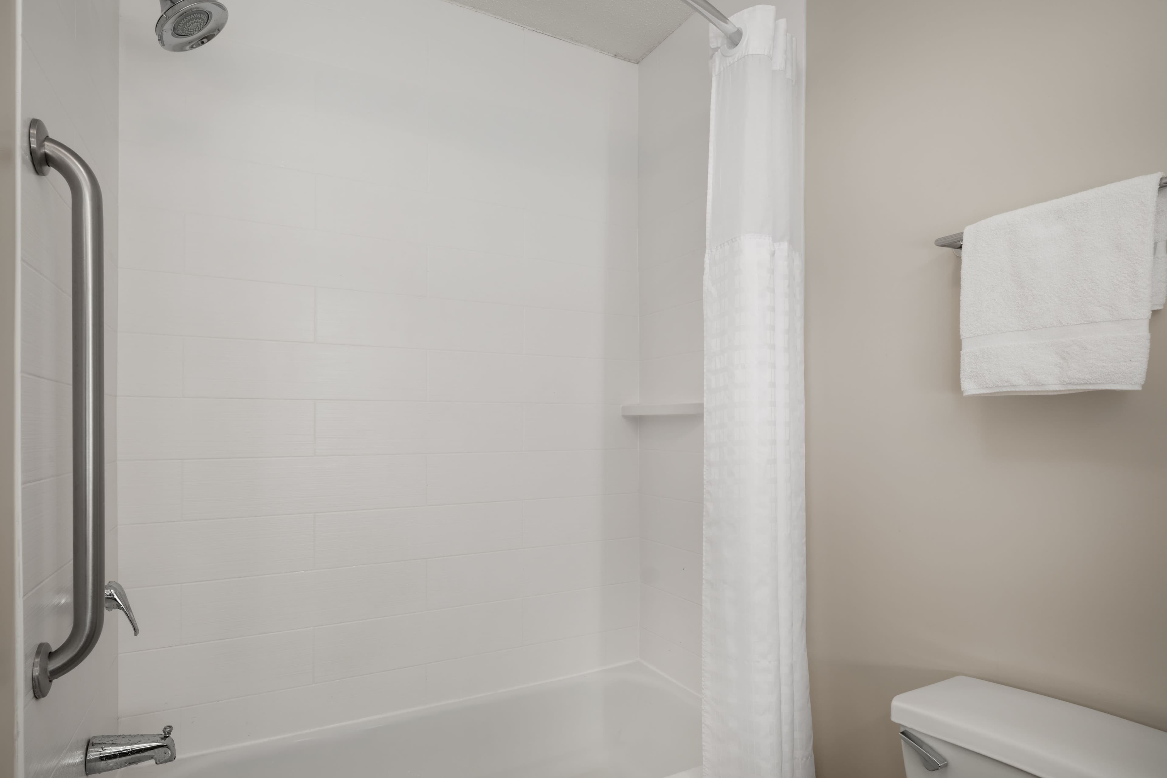 Holiday Inn Express & Suites Altoona-Des Moines — 4