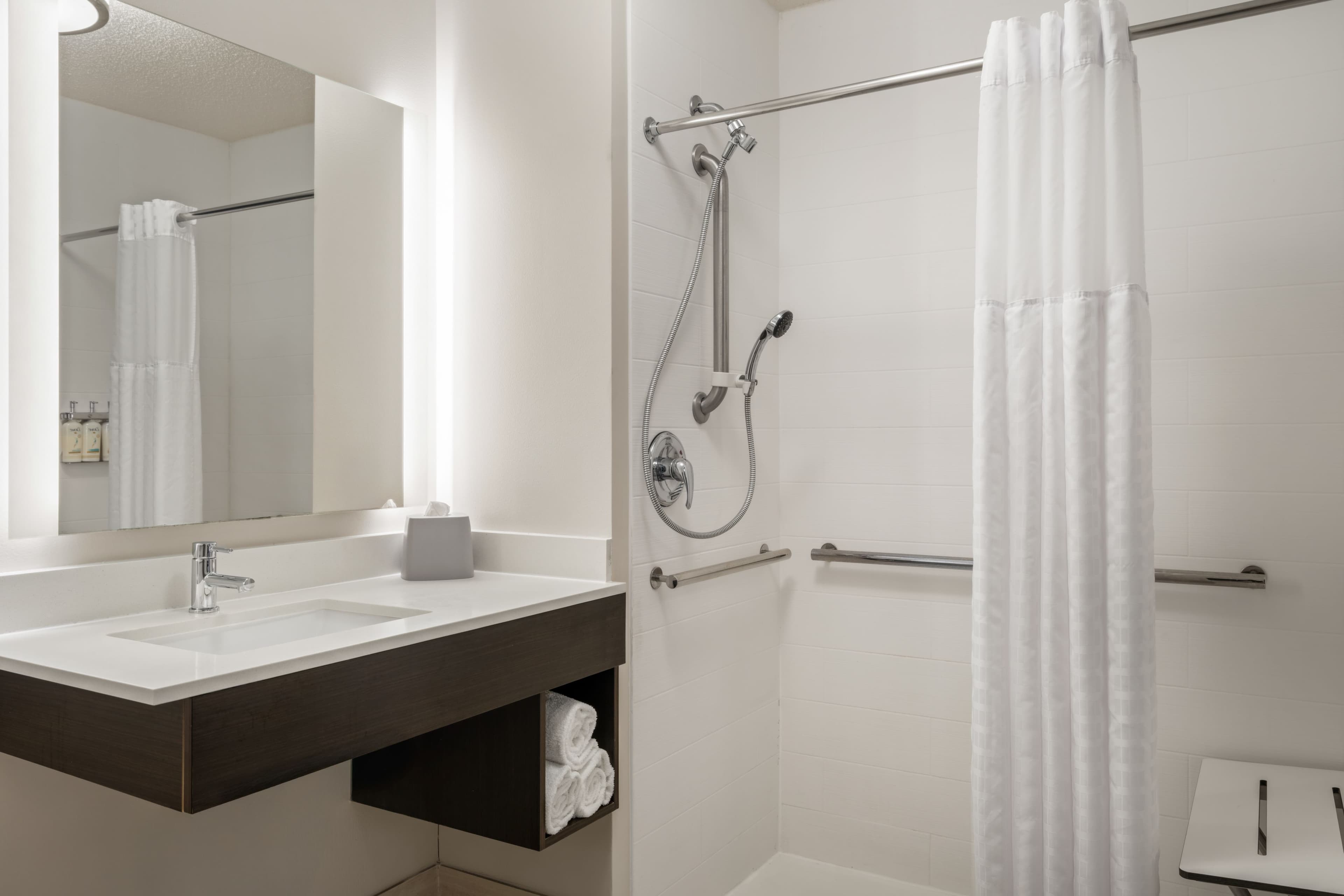 Holiday Inn Express & Suites Altoona-Des Moines — 16