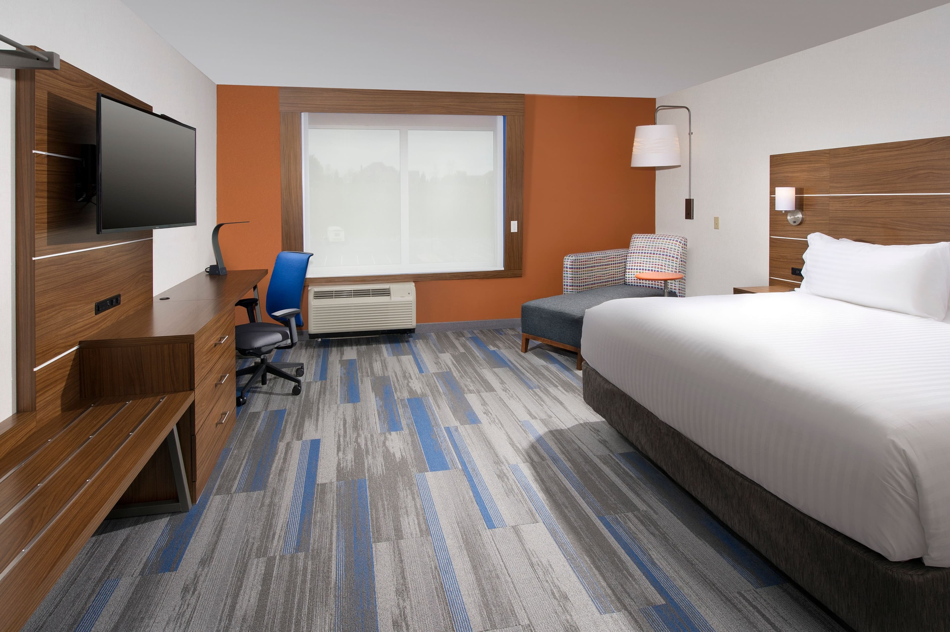 Holiday Inn Express & Suites Altoona — 6