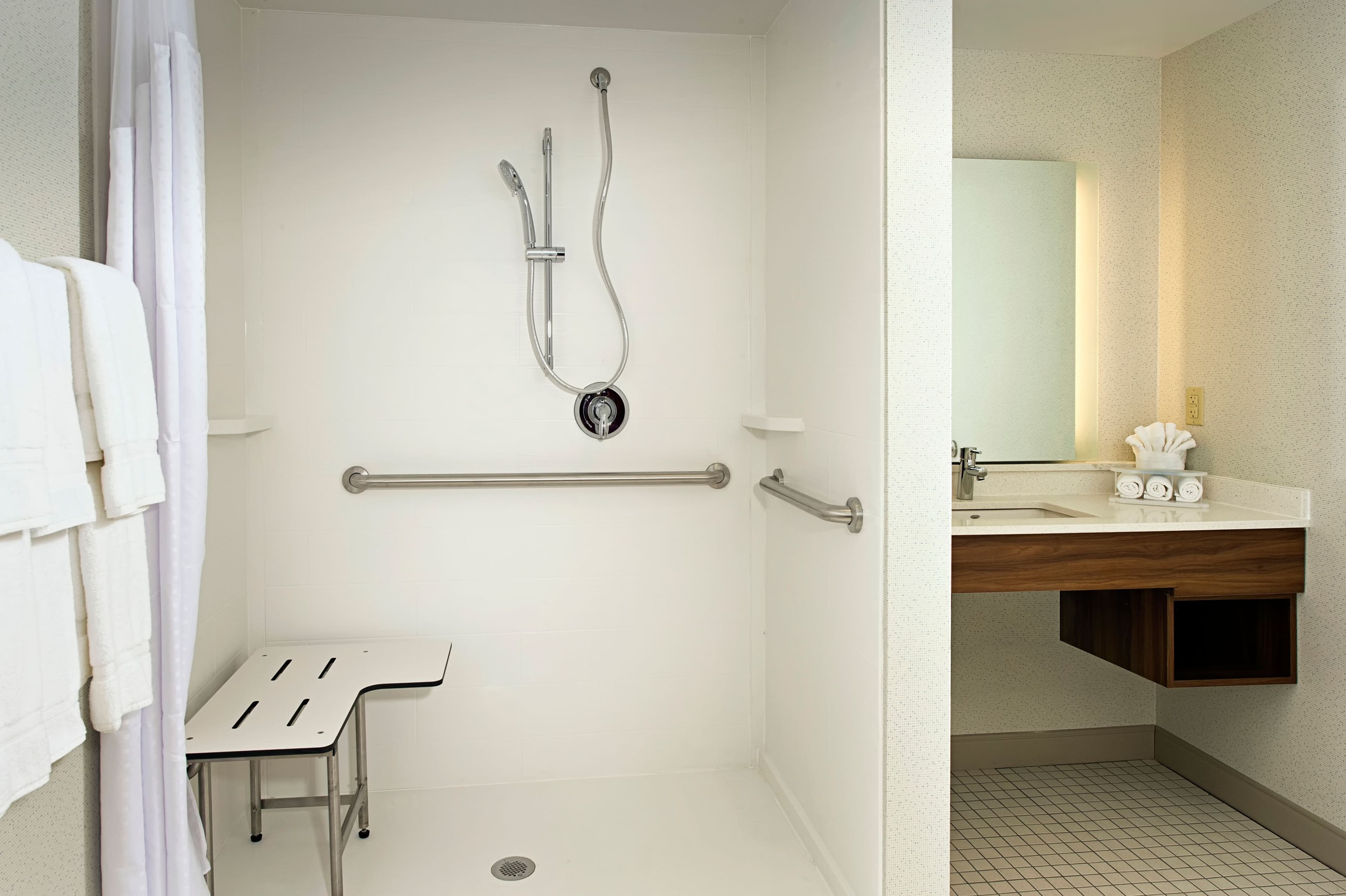 Holiday Inn Express & Suites Altoona — 10