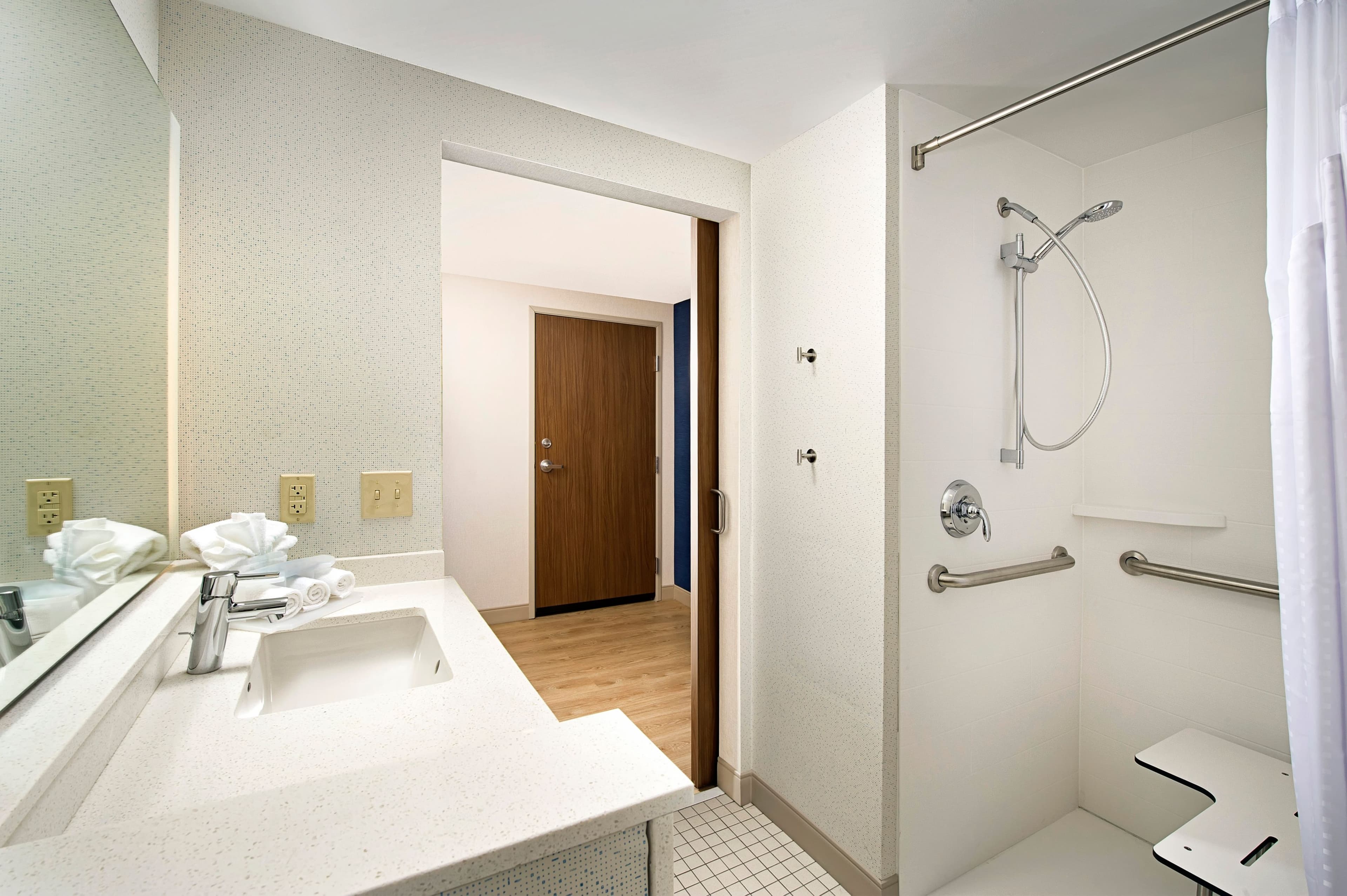 Holiday Inn Express & Suites Altoona — 11