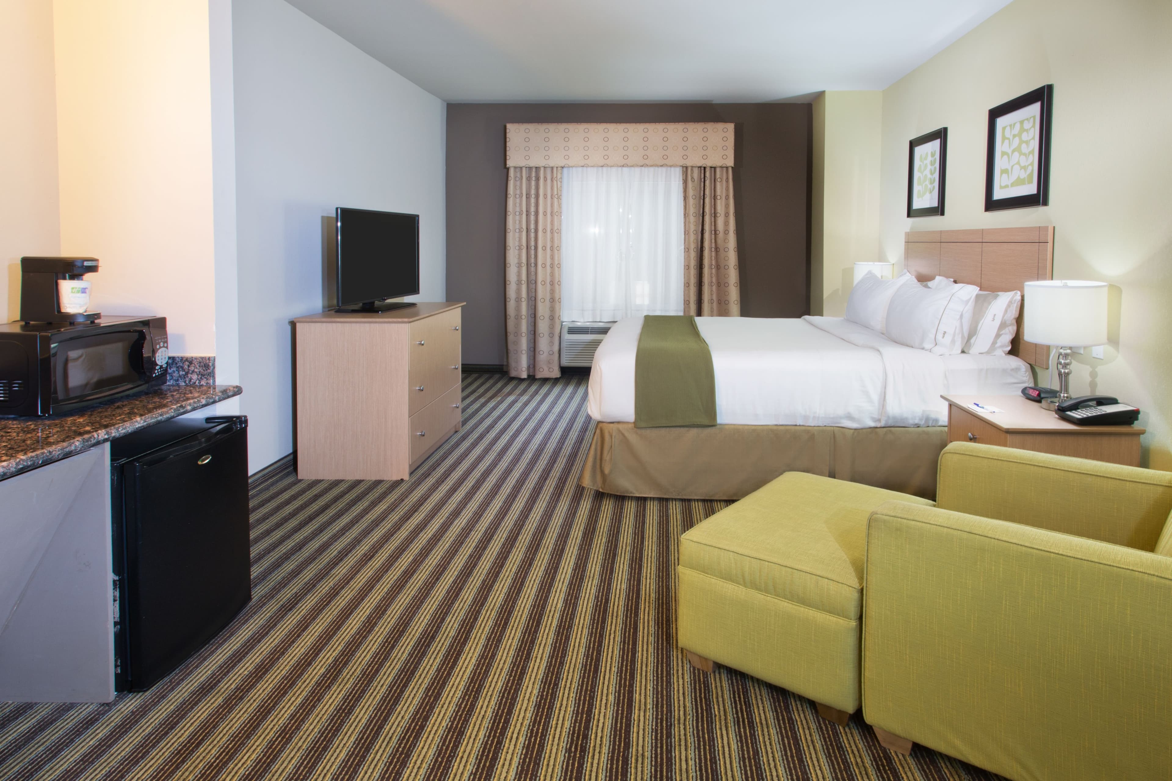 Holiday Inn Express & Suites Alvarado - Image 4
