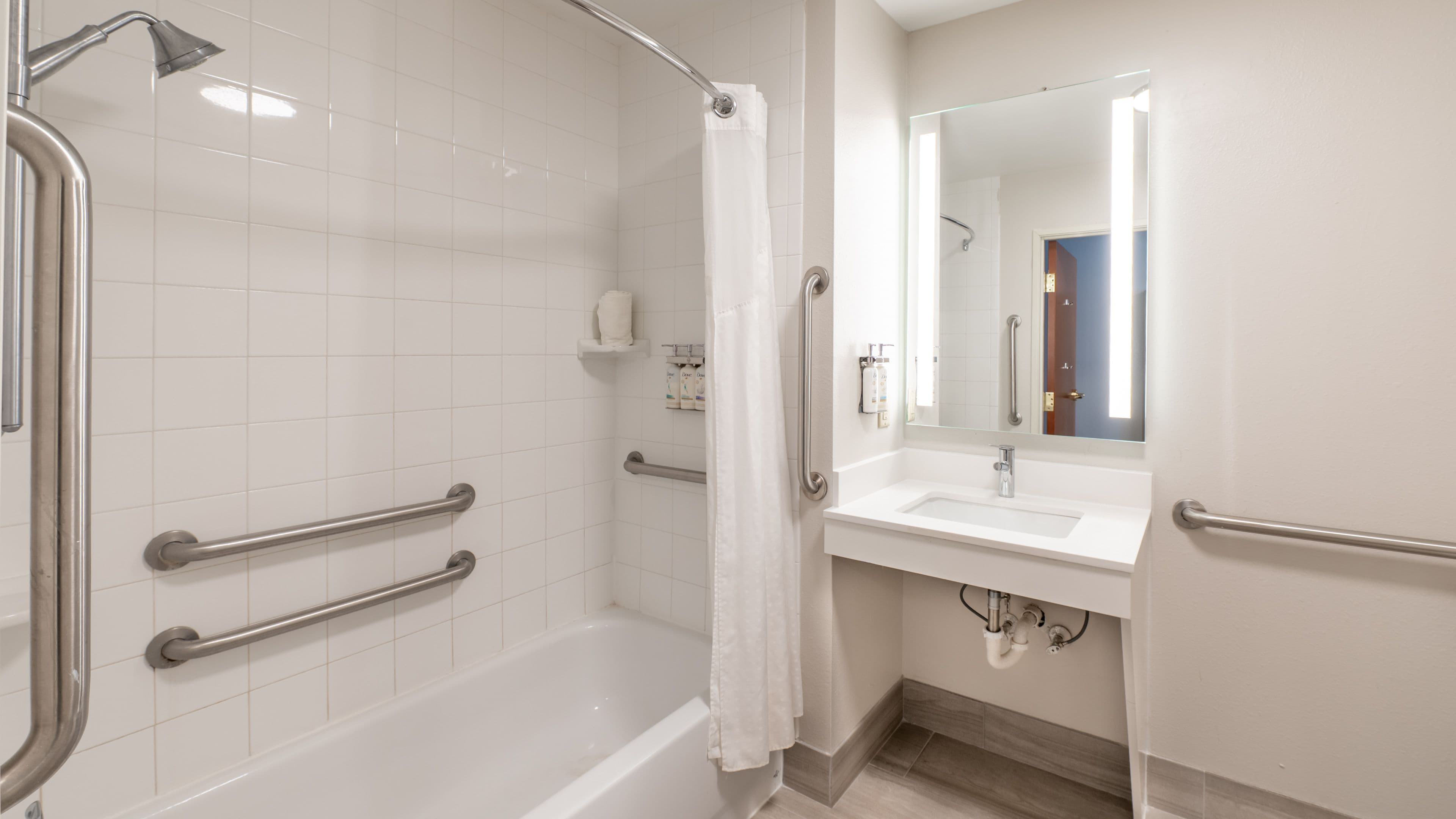 Holiday Inn Express & Suites Anderson — 6