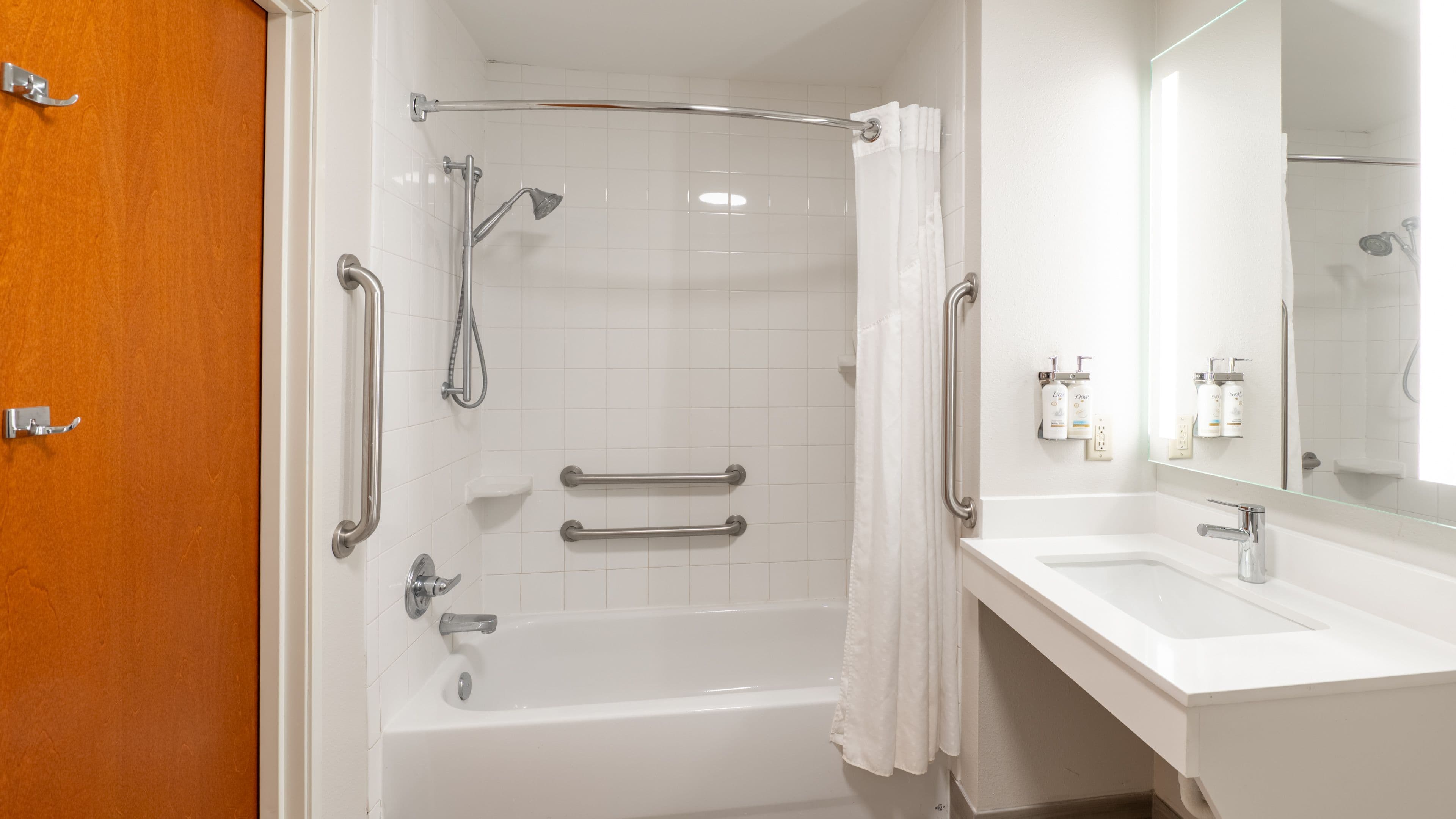 Holiday Inn Express & Suites Anderson — 7