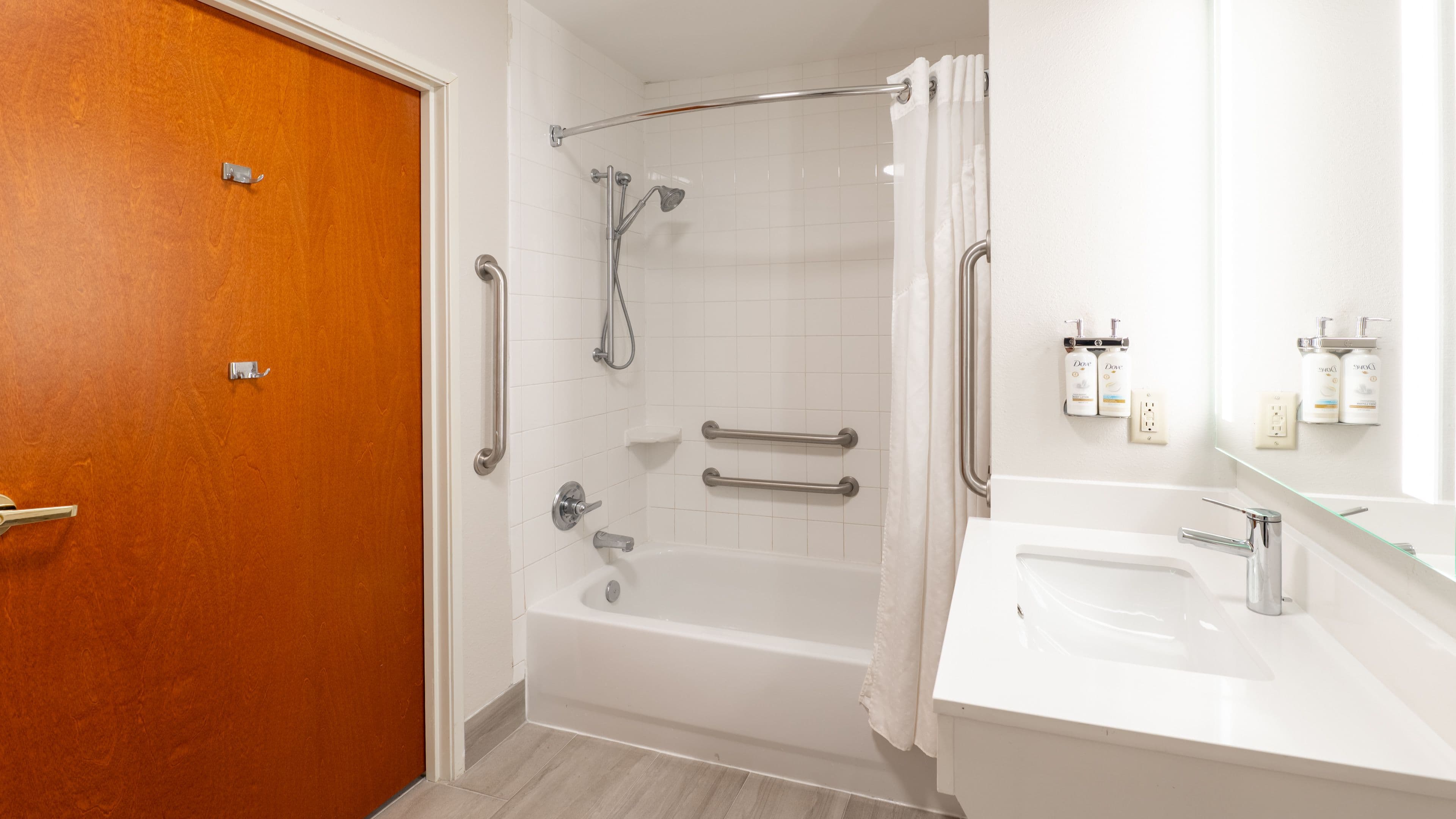 Holiday Inn Express & Suites Anderson — 11