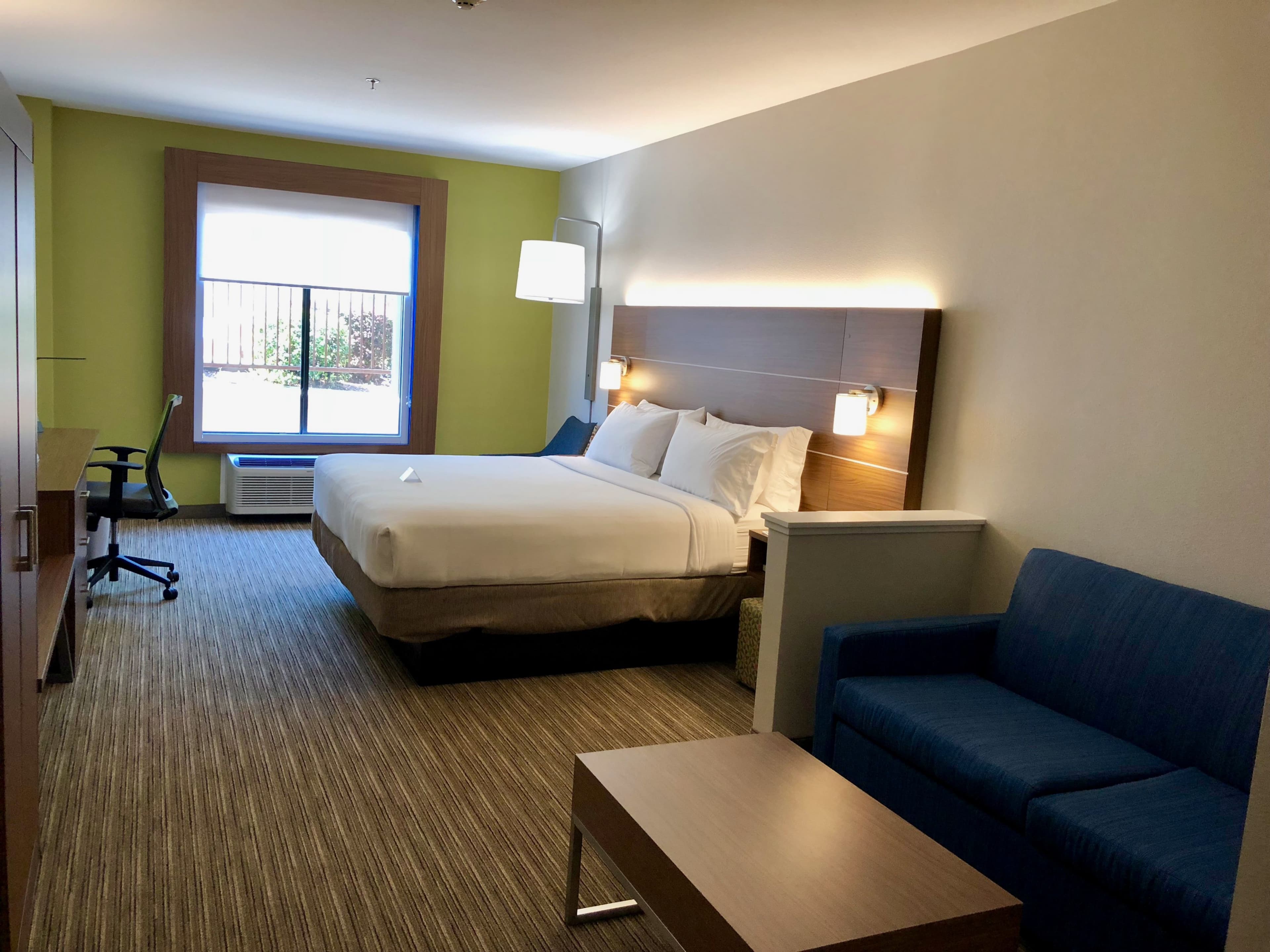 Holiday Inn Express & Suites Arlington (I-20-Parks Mall) — 27
