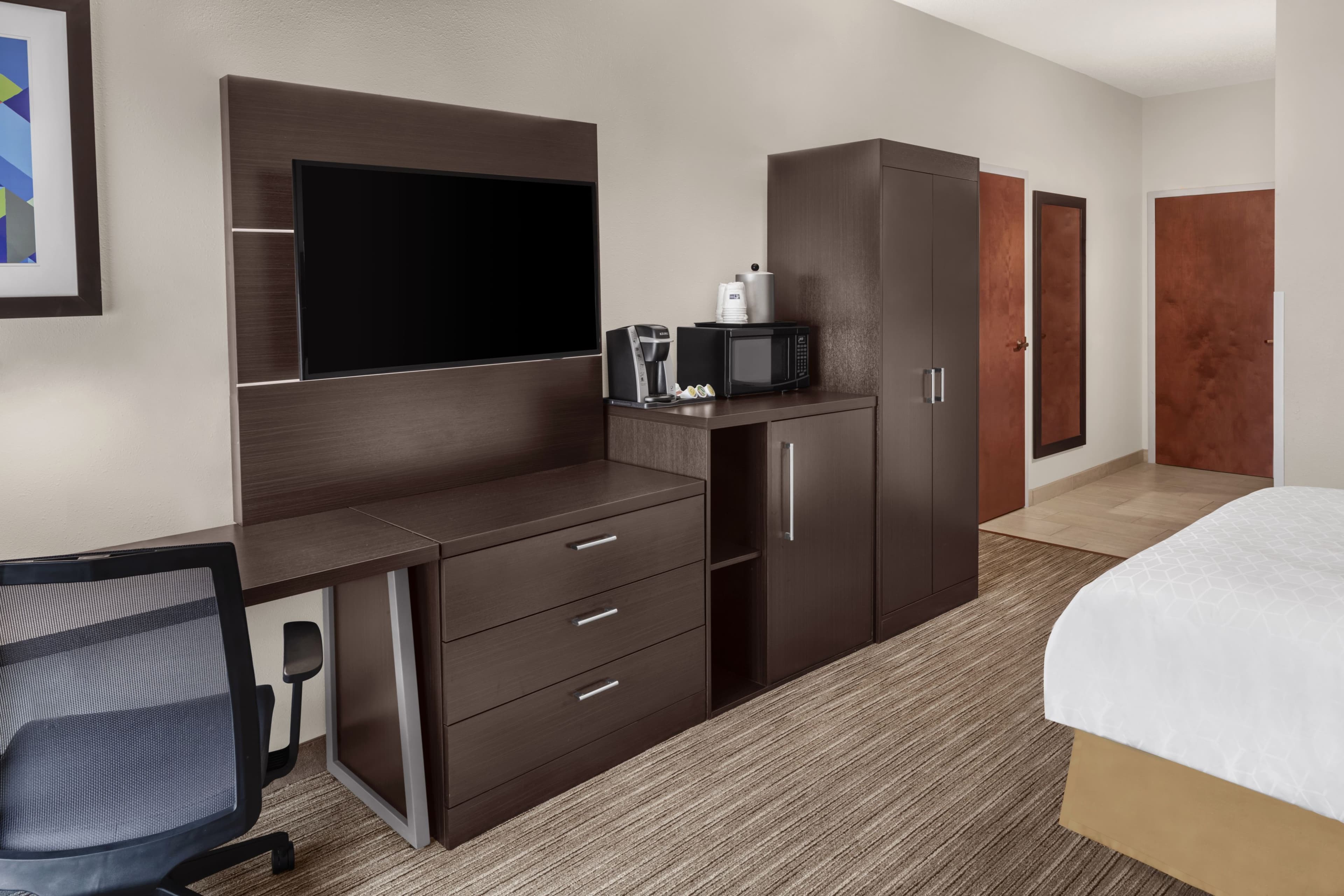 Holiday Inn Express & Suites Asheville SW - Outlet Ctr Area — 12