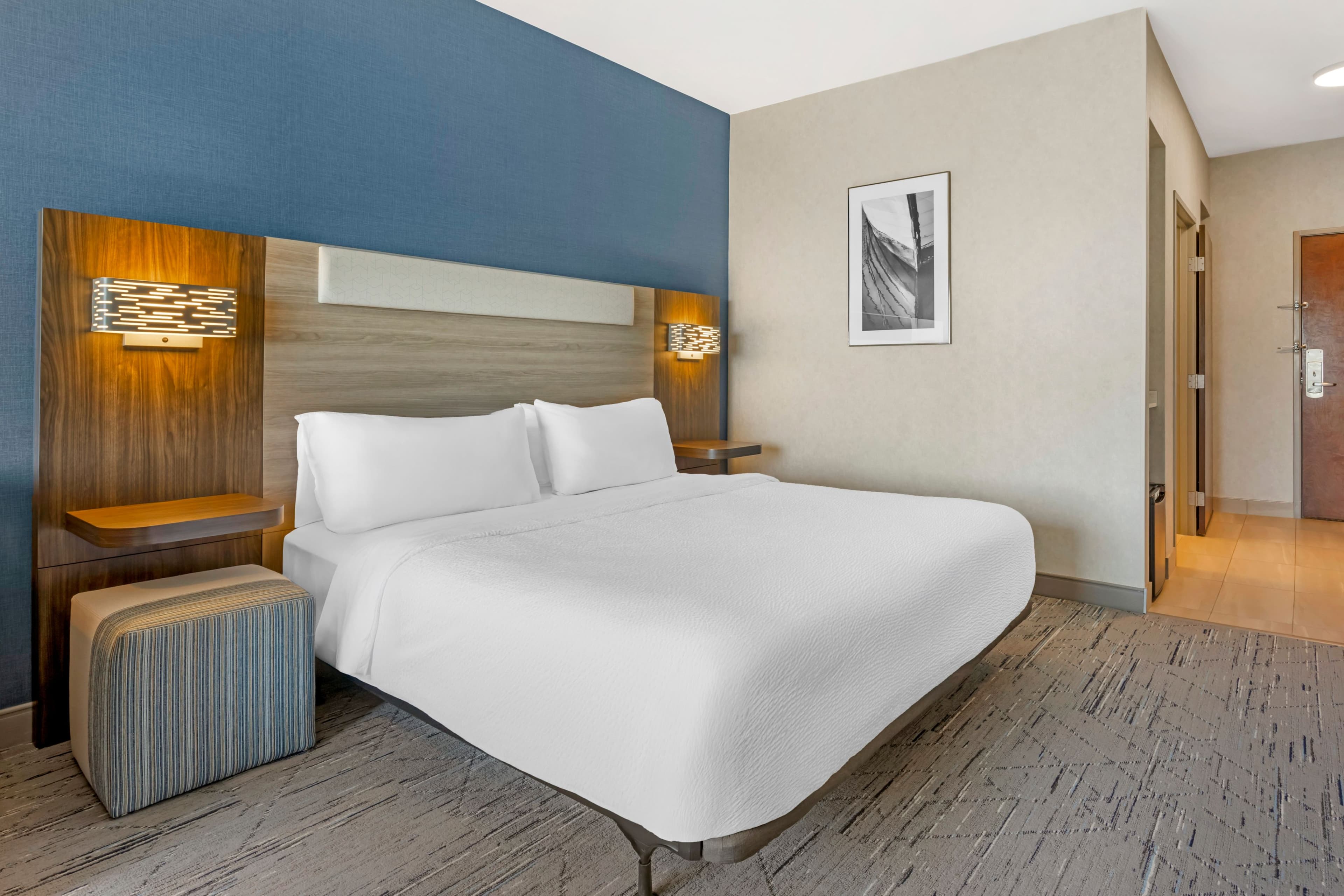 Holiday Inn Express & Suites Astoria — 7