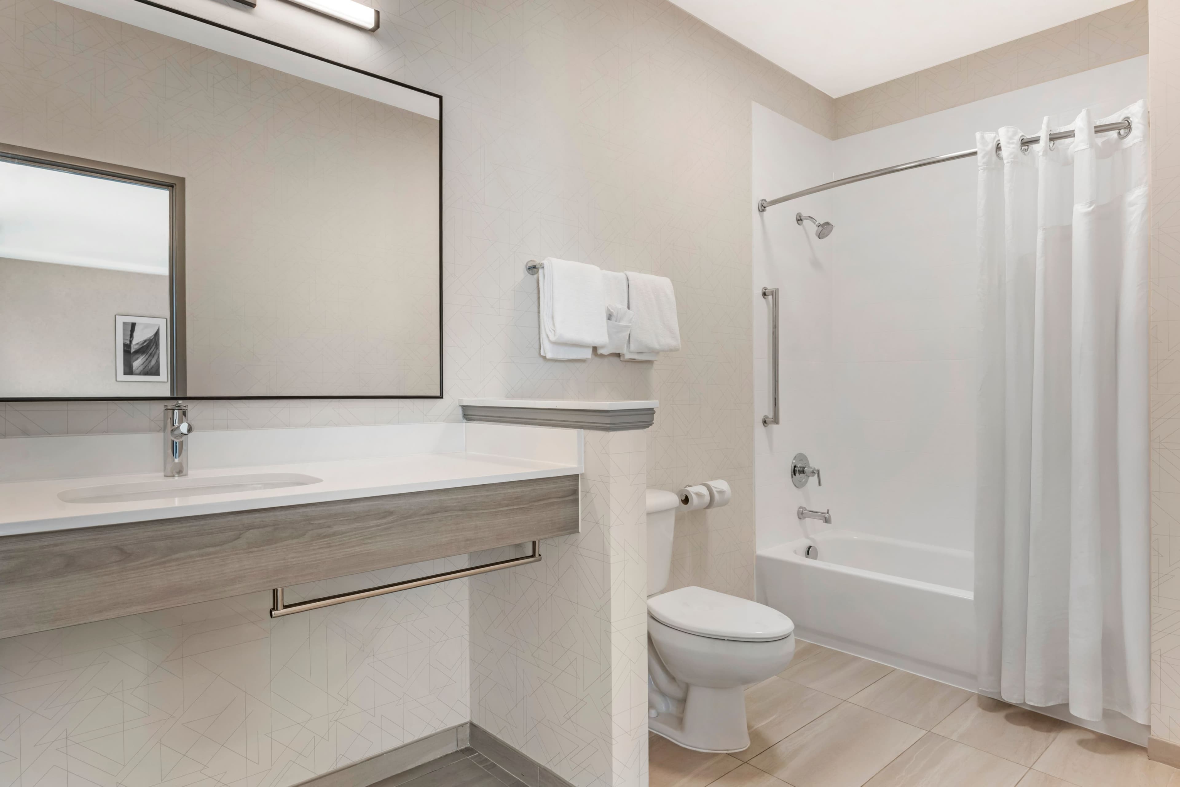 Holiday Inn Express & Suites Astoria - Image 4