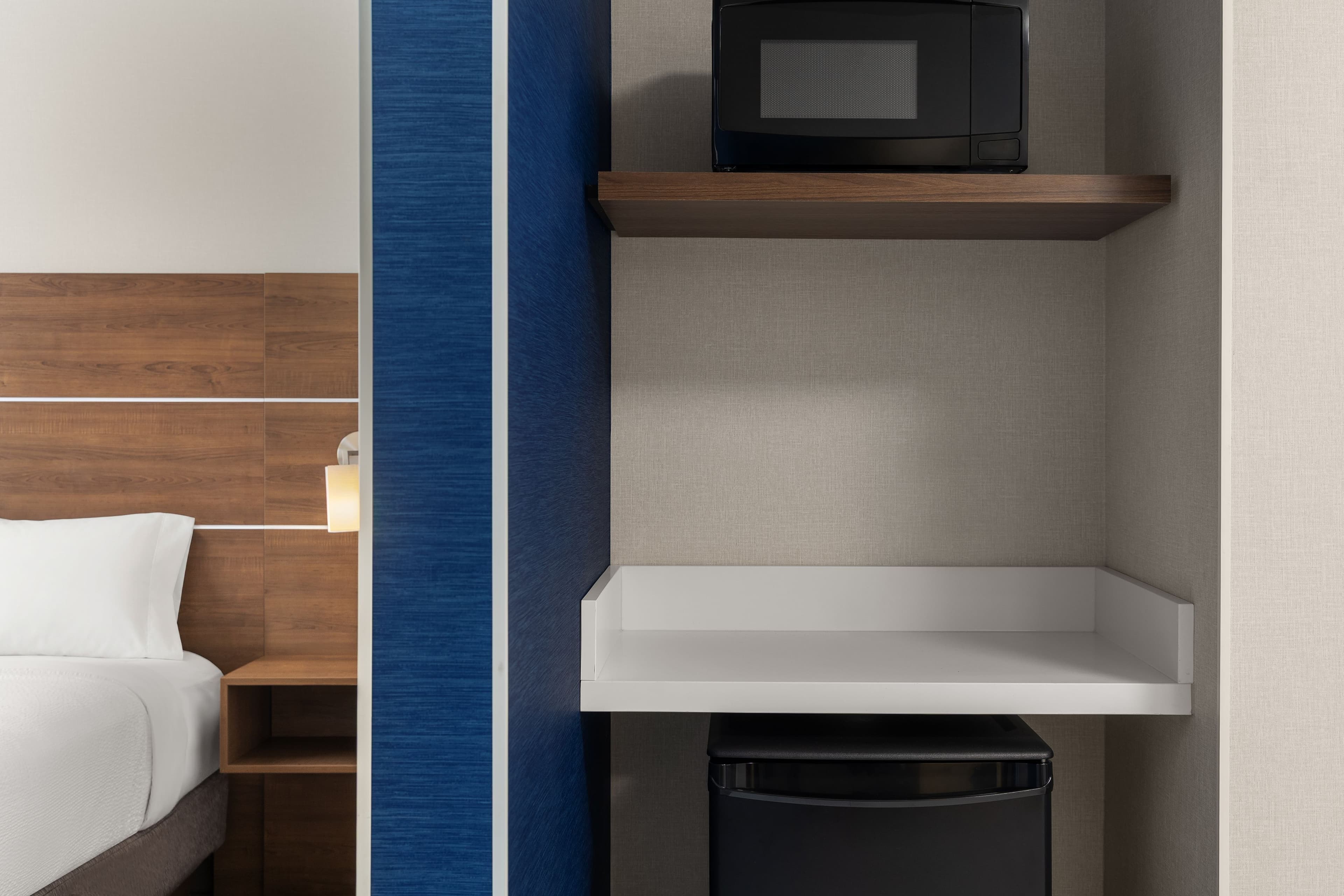 Holiday Inn Express & Suites Aurora — 4