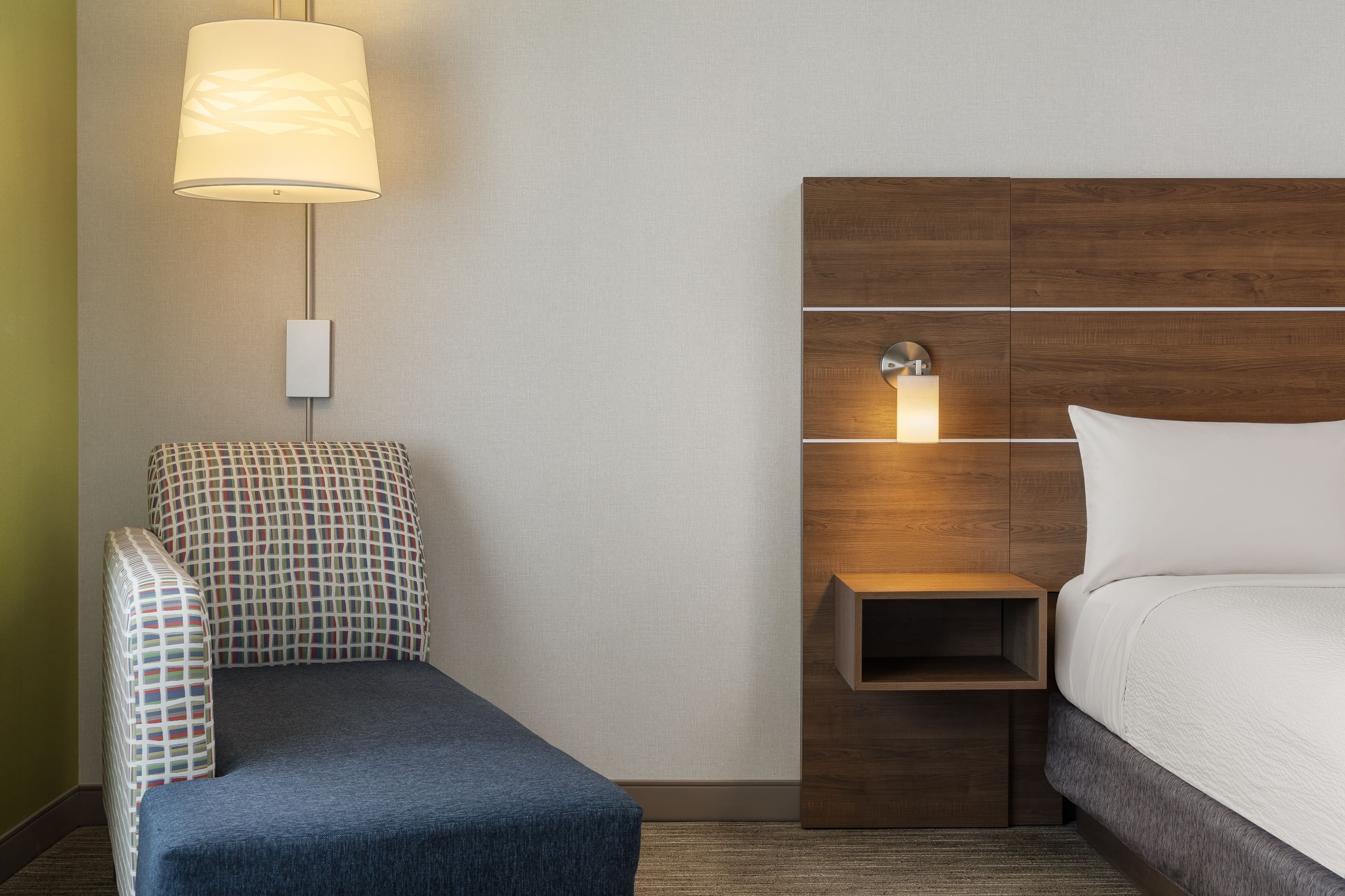 Holiday Inn Express & Suites Aurora — 5
