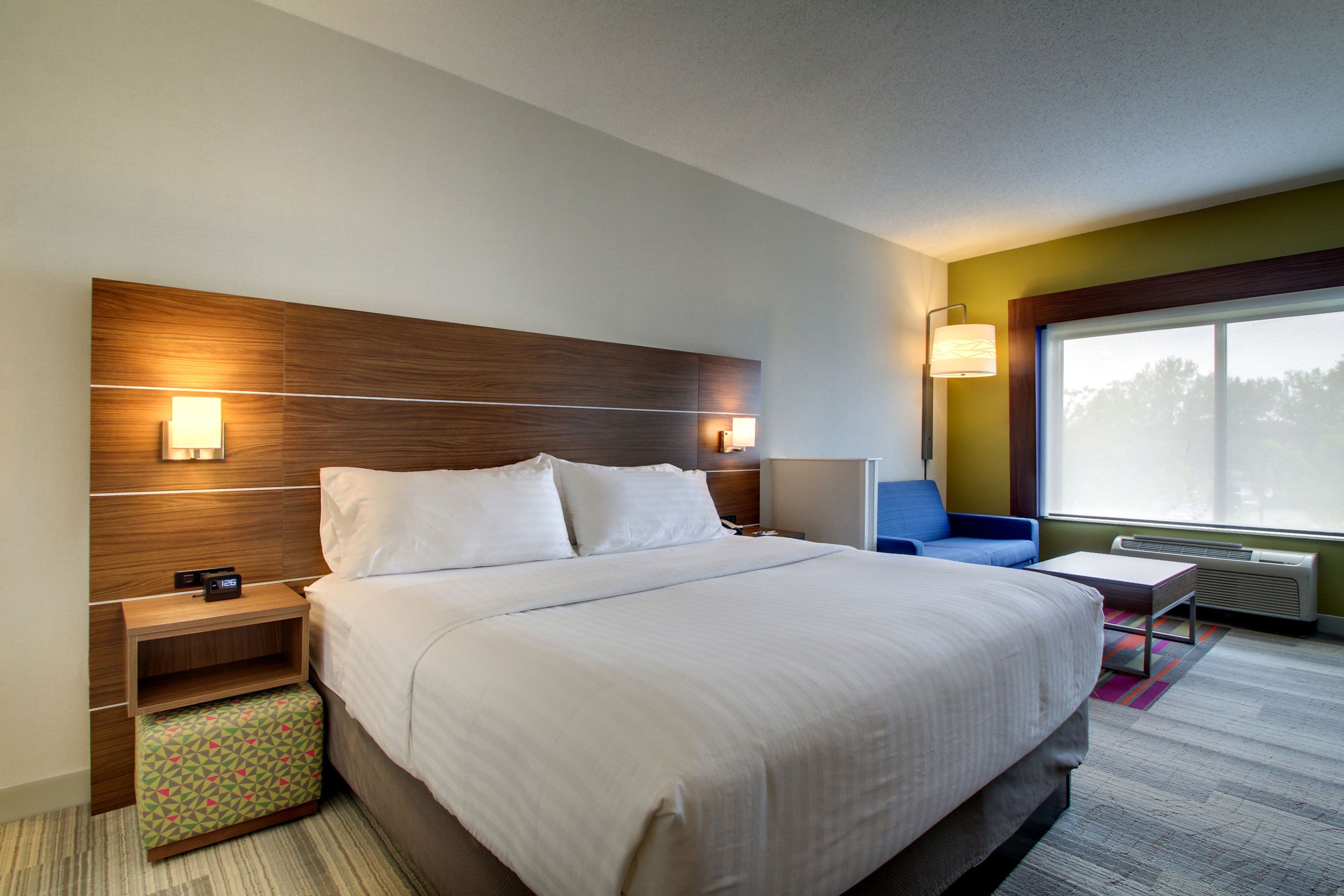 Holiday Inn Express & Suites Aurora - Naperville — 6