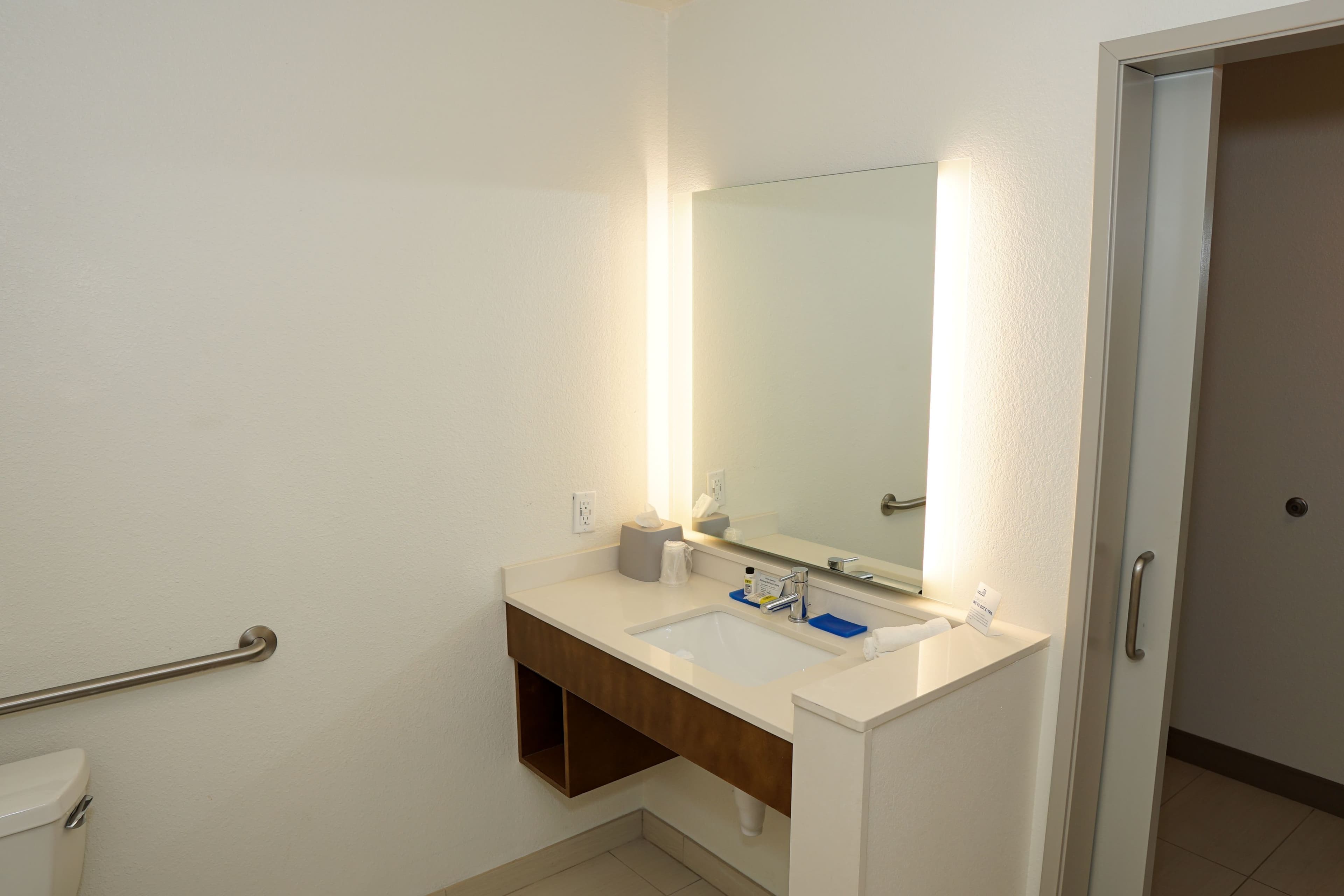 Holiday Inn Express & Suites Denver - Aurora Medical Campus — 16
