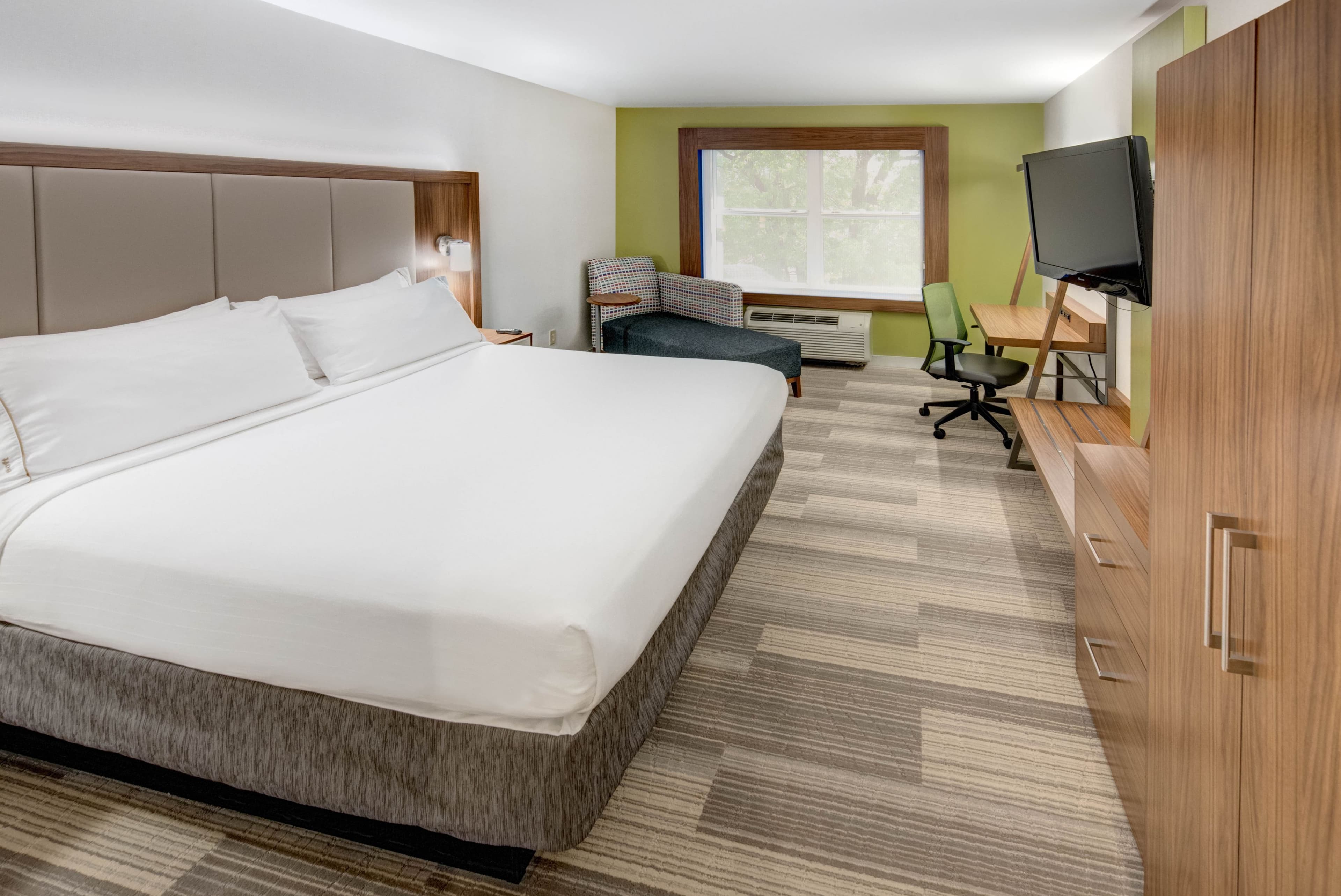Holiday Inn Express & Suites Woodbridge — 18