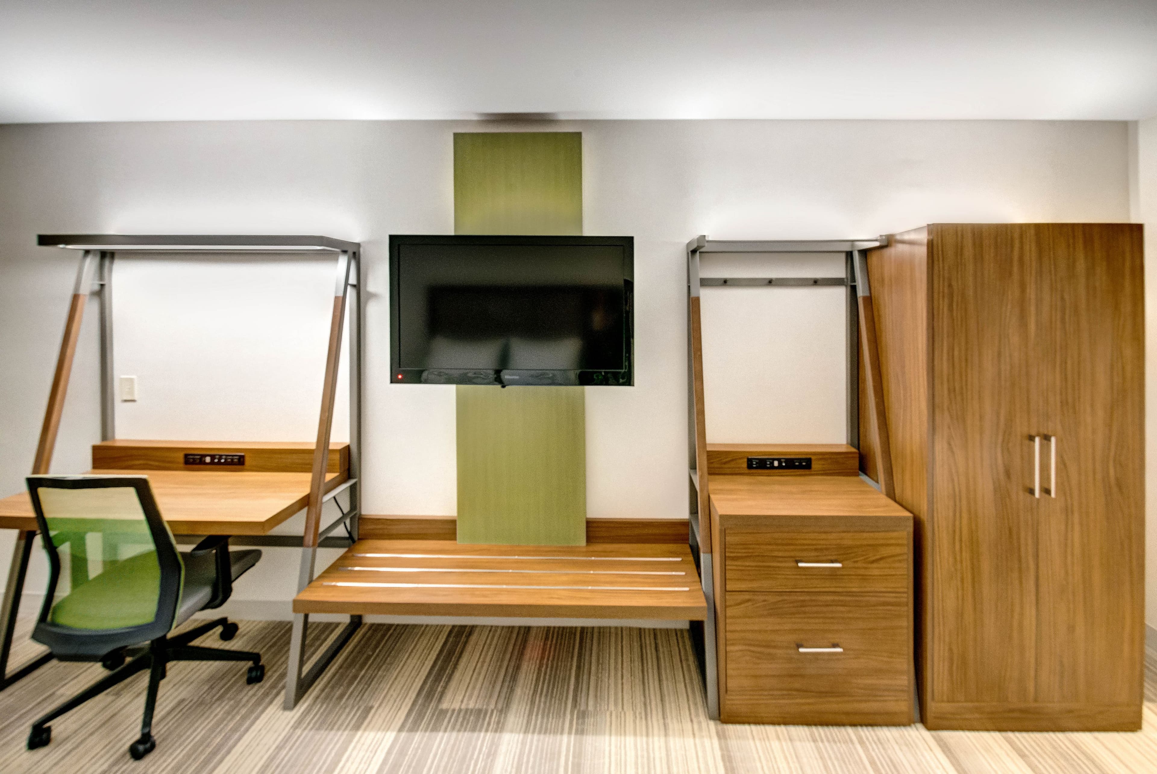 Holiday Inn Express & Suites Woodbridge — 30