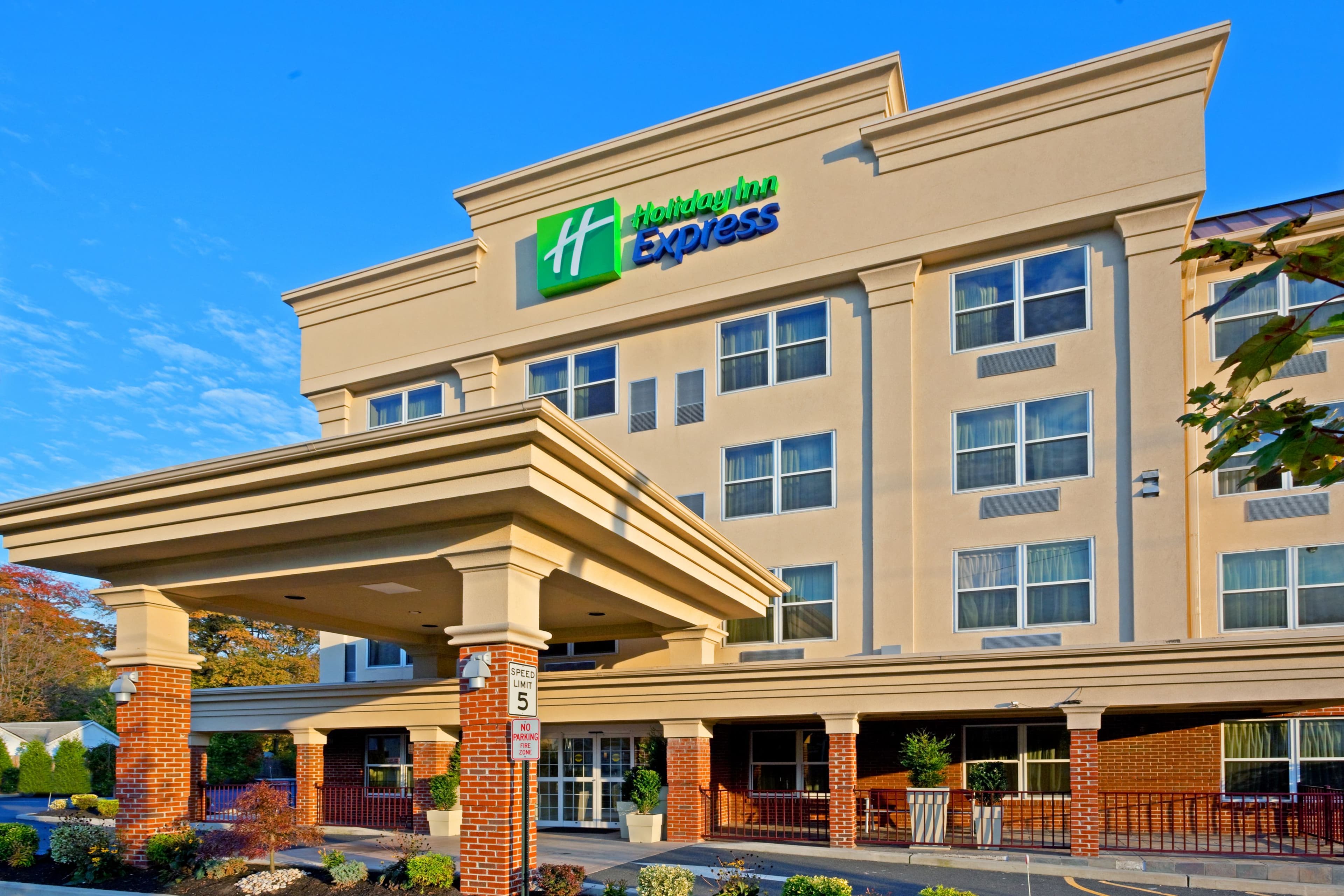 Holiday Inn Express & Suites Woodbridge - Image 1