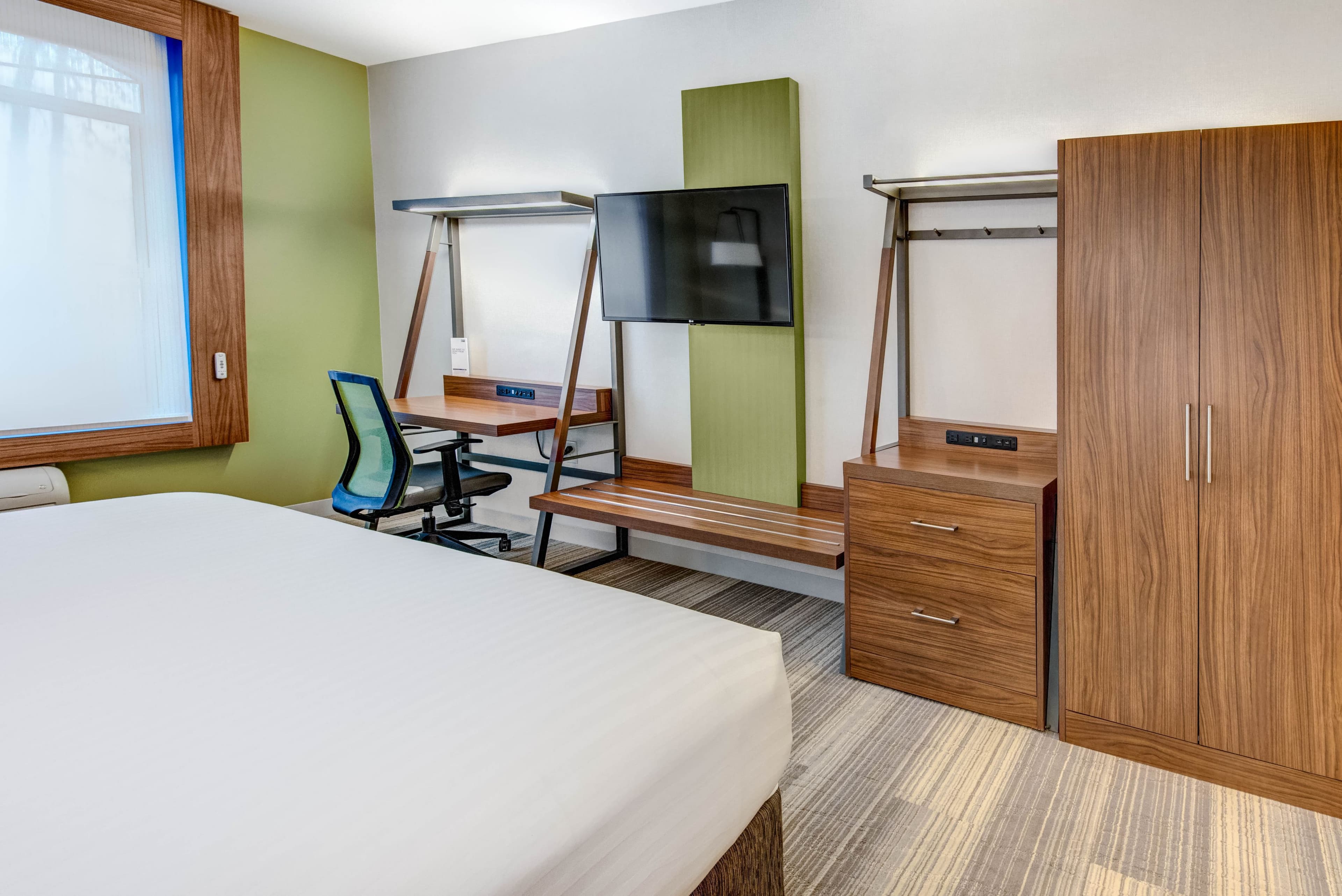 Holiday Inn Express & Suites Woodbridge — 21