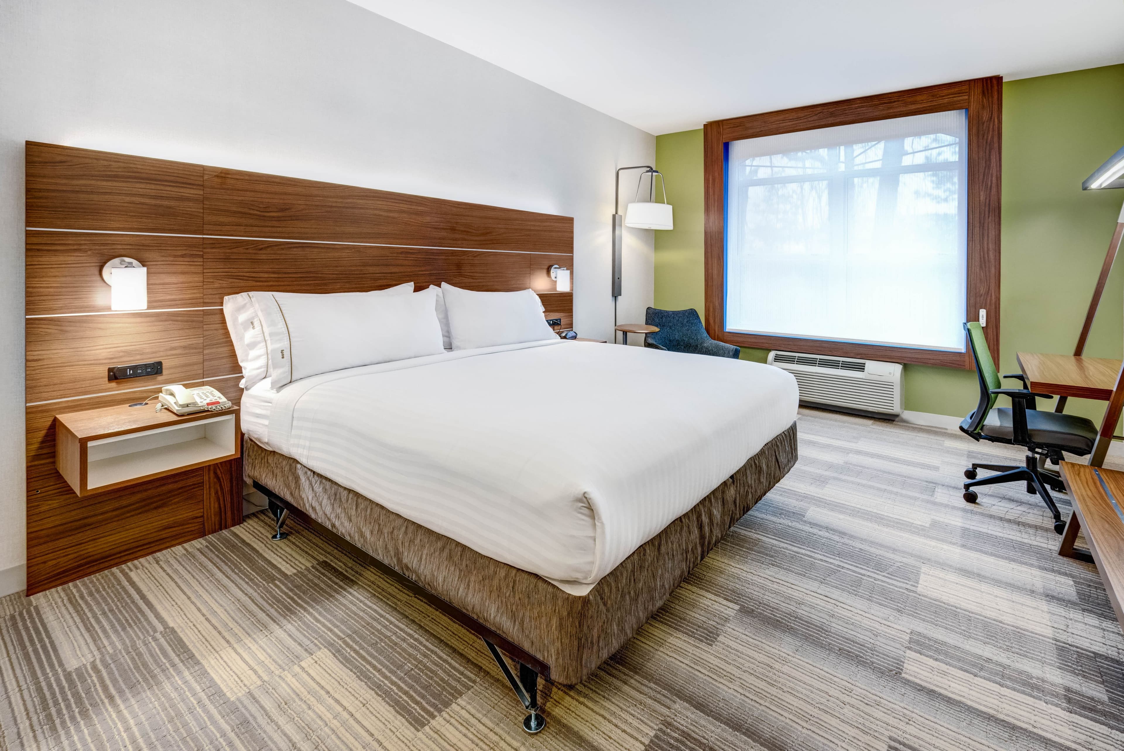 Holiday Inn Express & Suites Woodbridge — 22