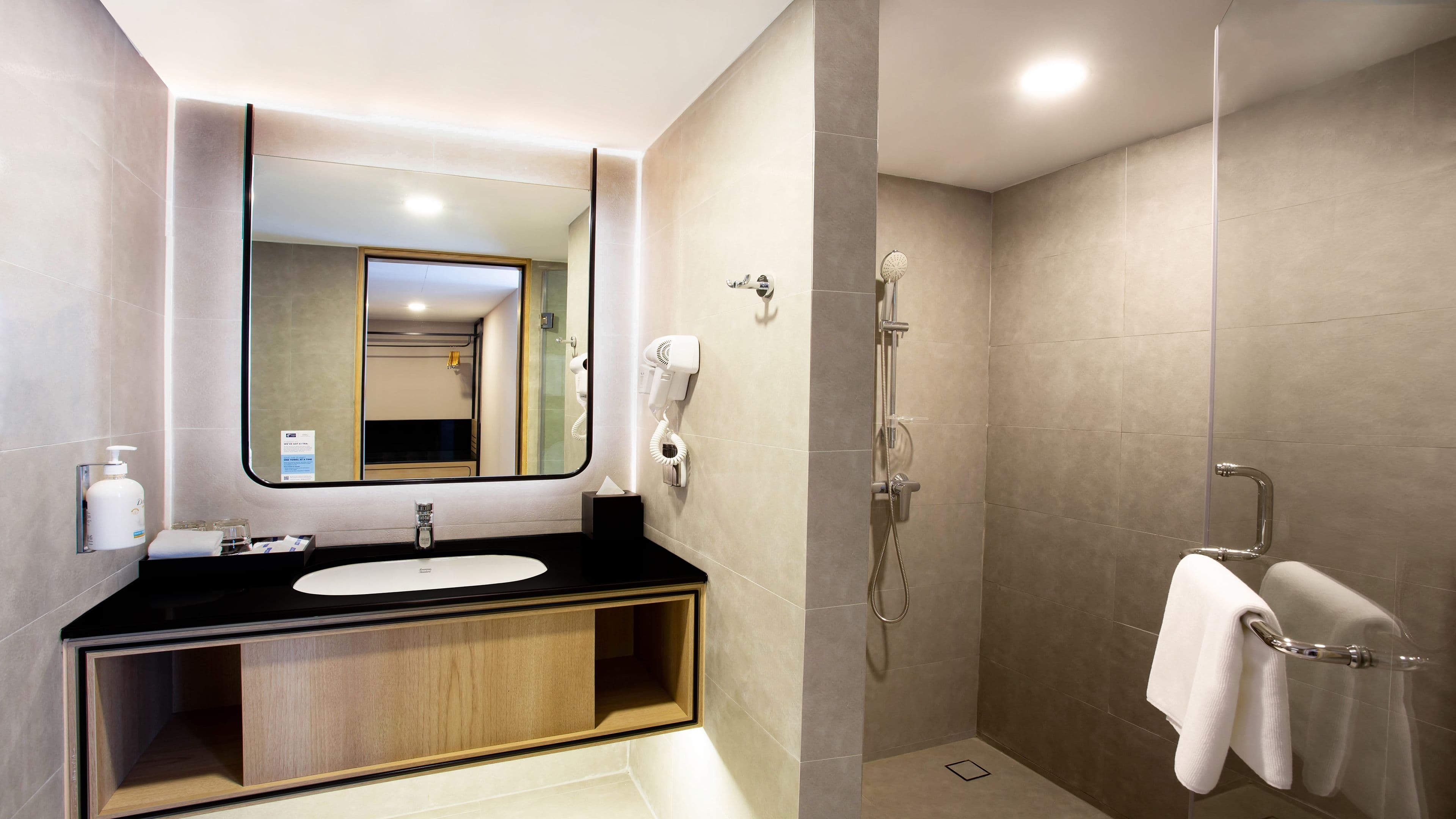 Holiday Inn Express & Suites Bangkok Central Pier - Image 3
