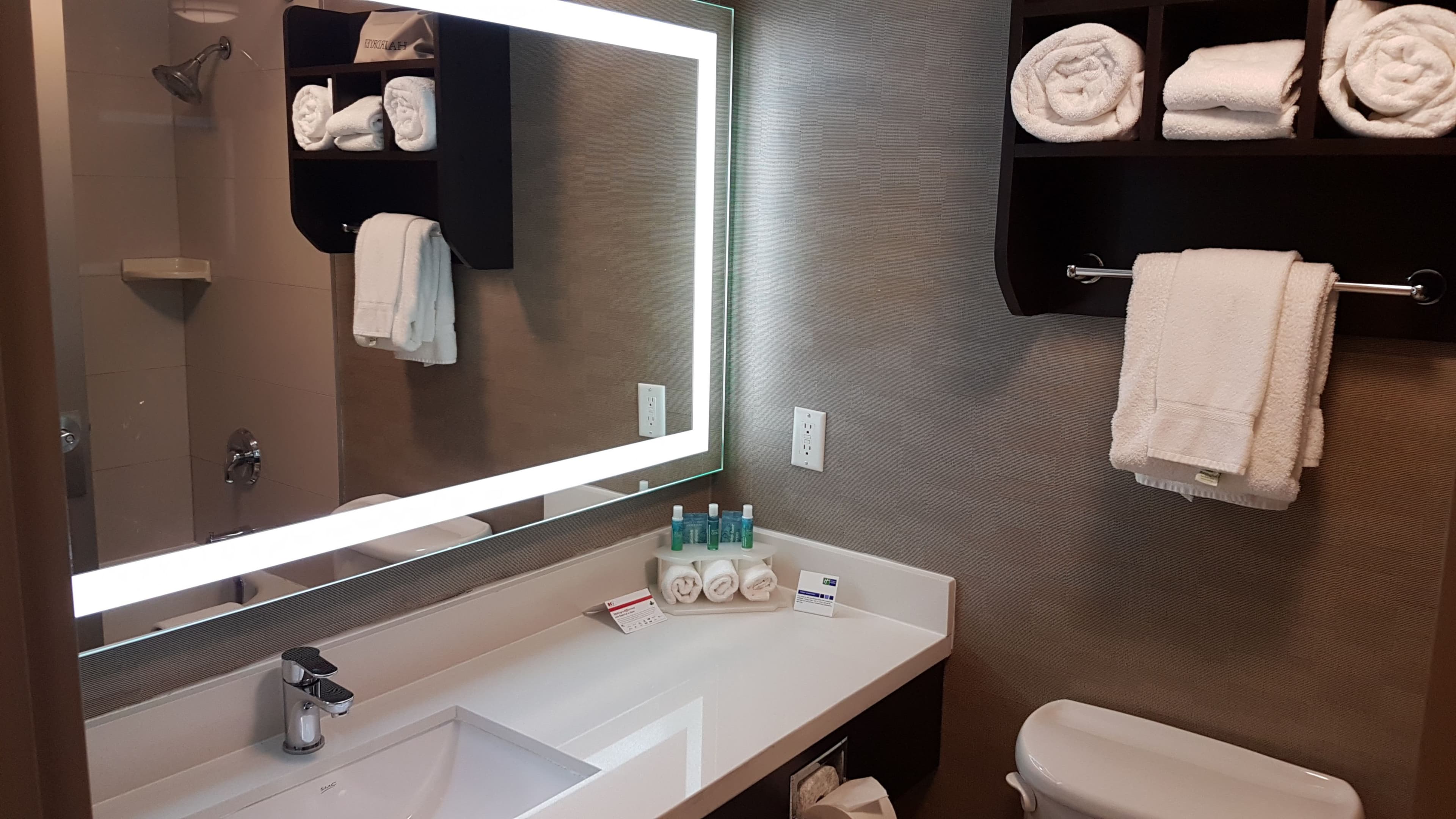 Holiday Inn Express & Suites Barrie — 10
