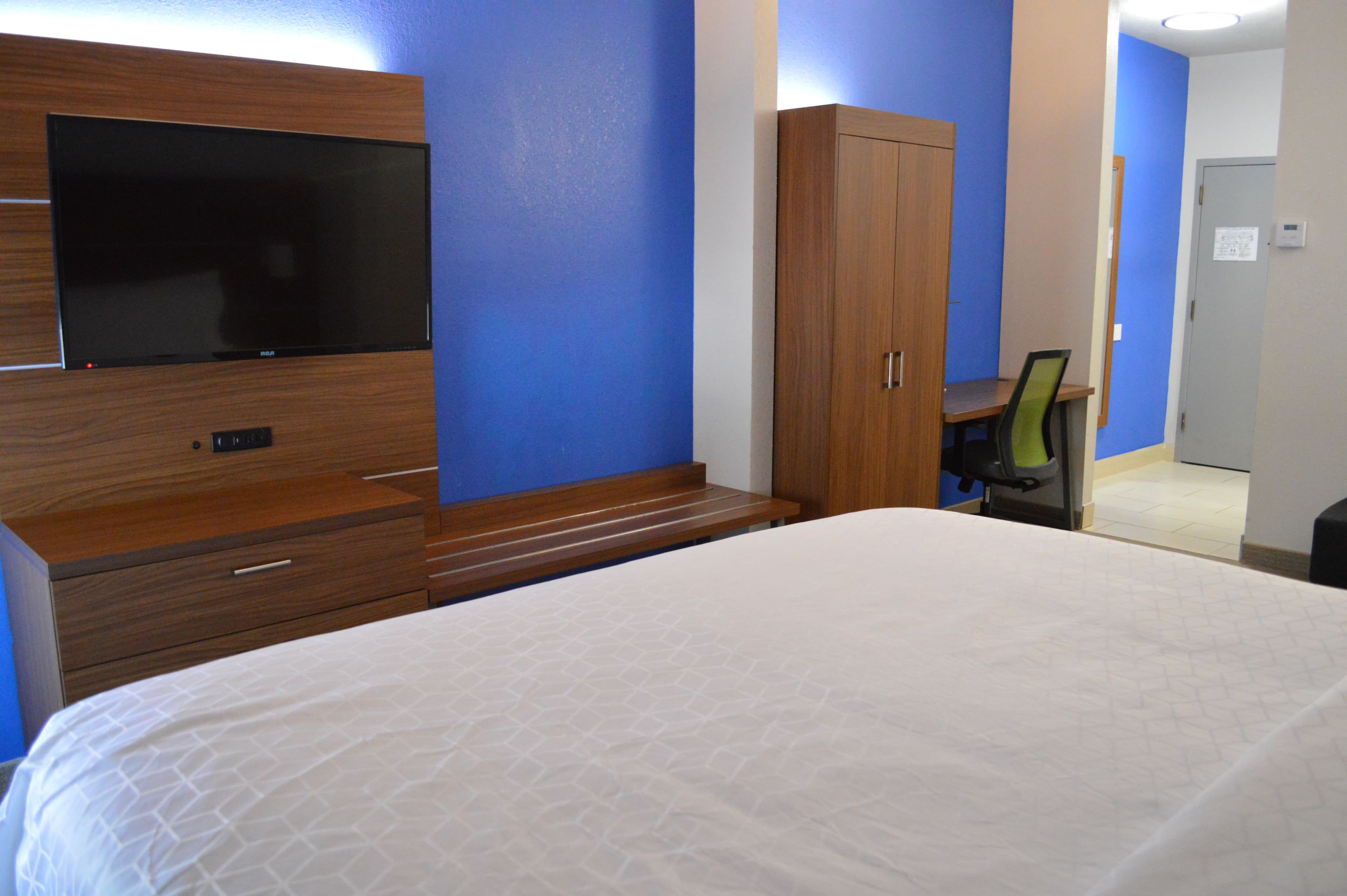 Holiday Inn Express & Suites Batesville — 7