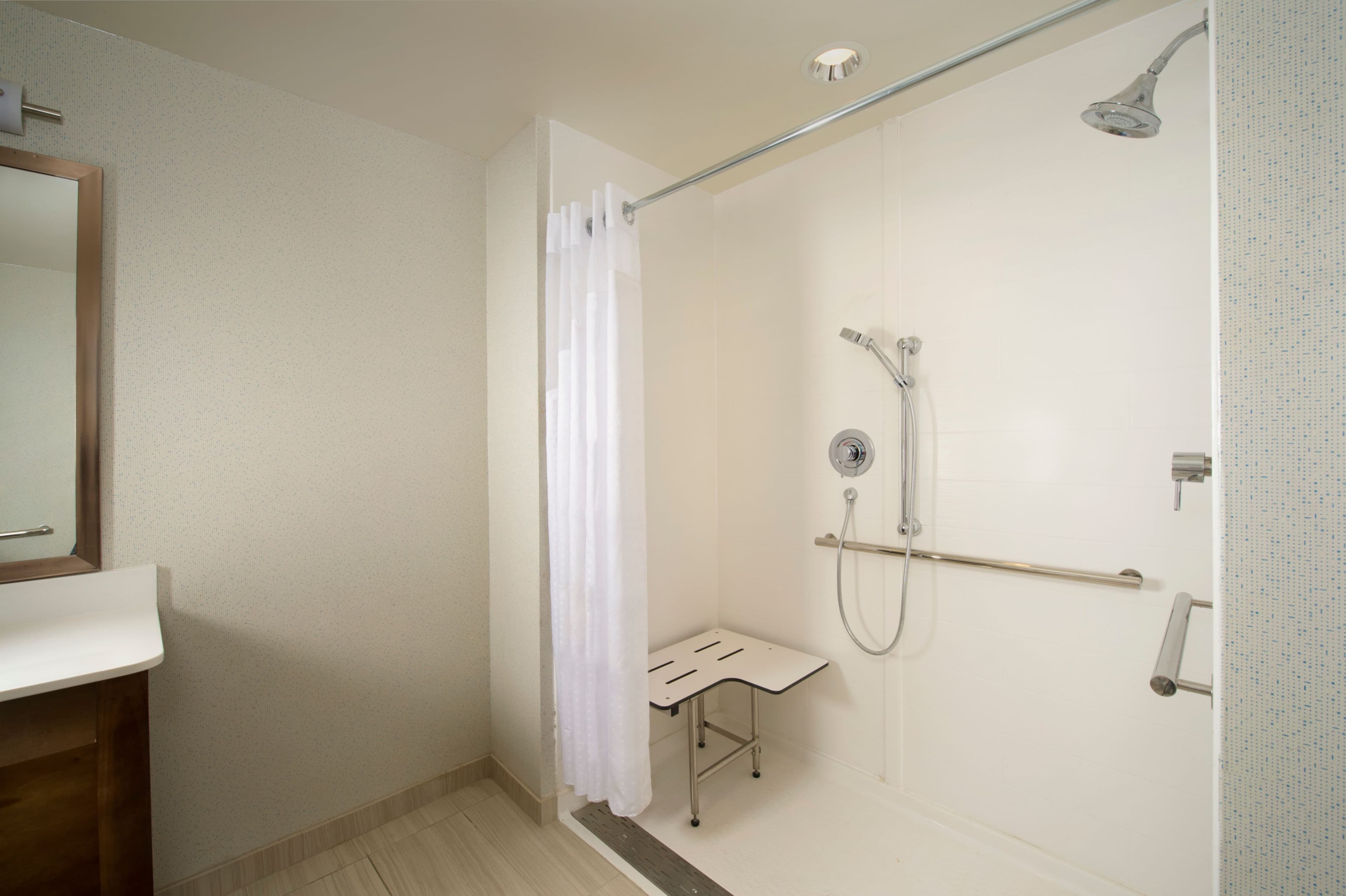 Holiday Inn Express & Suites Bay City — 10