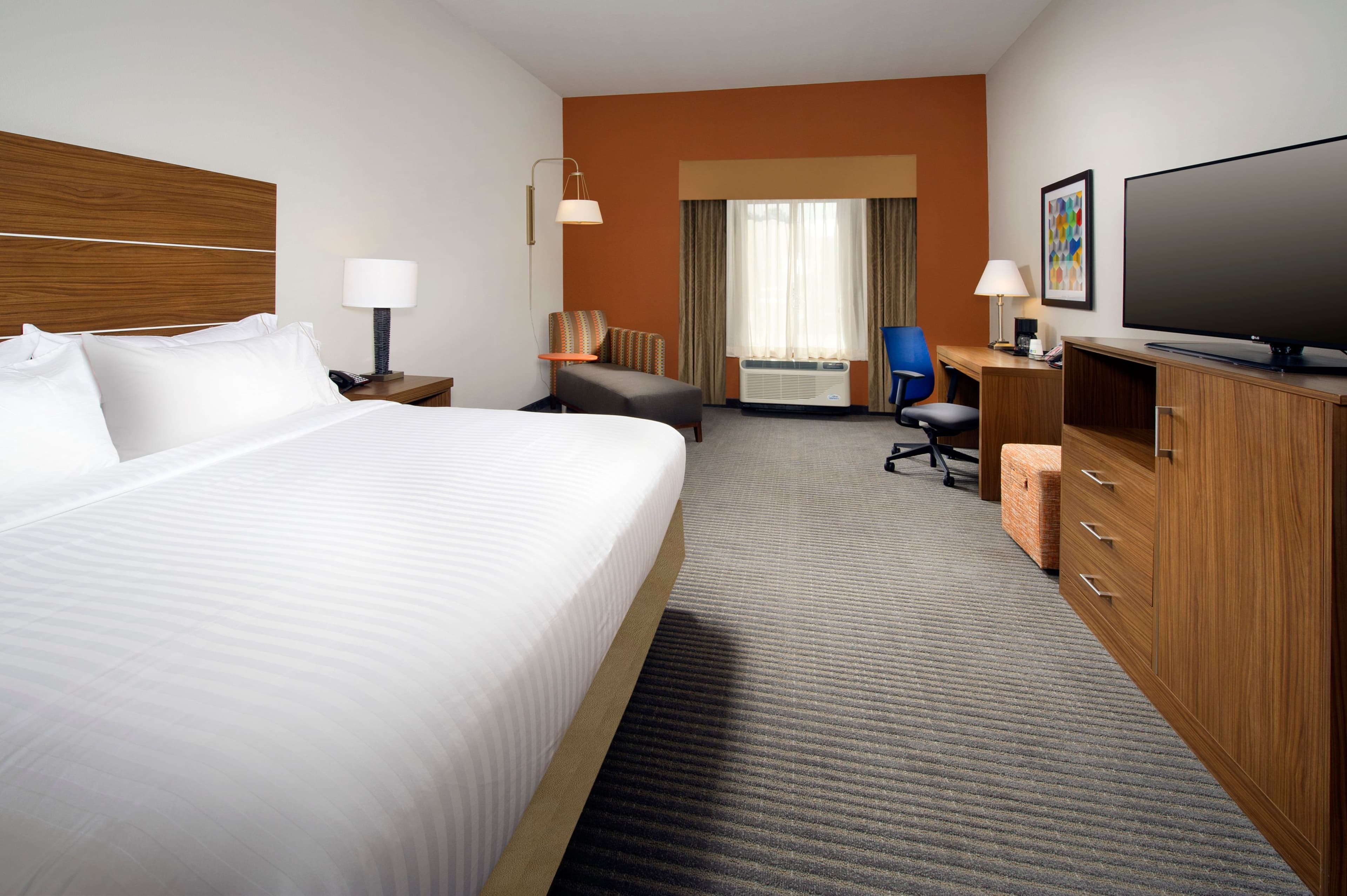Holiday Inn Express & Suites Bay City — 8