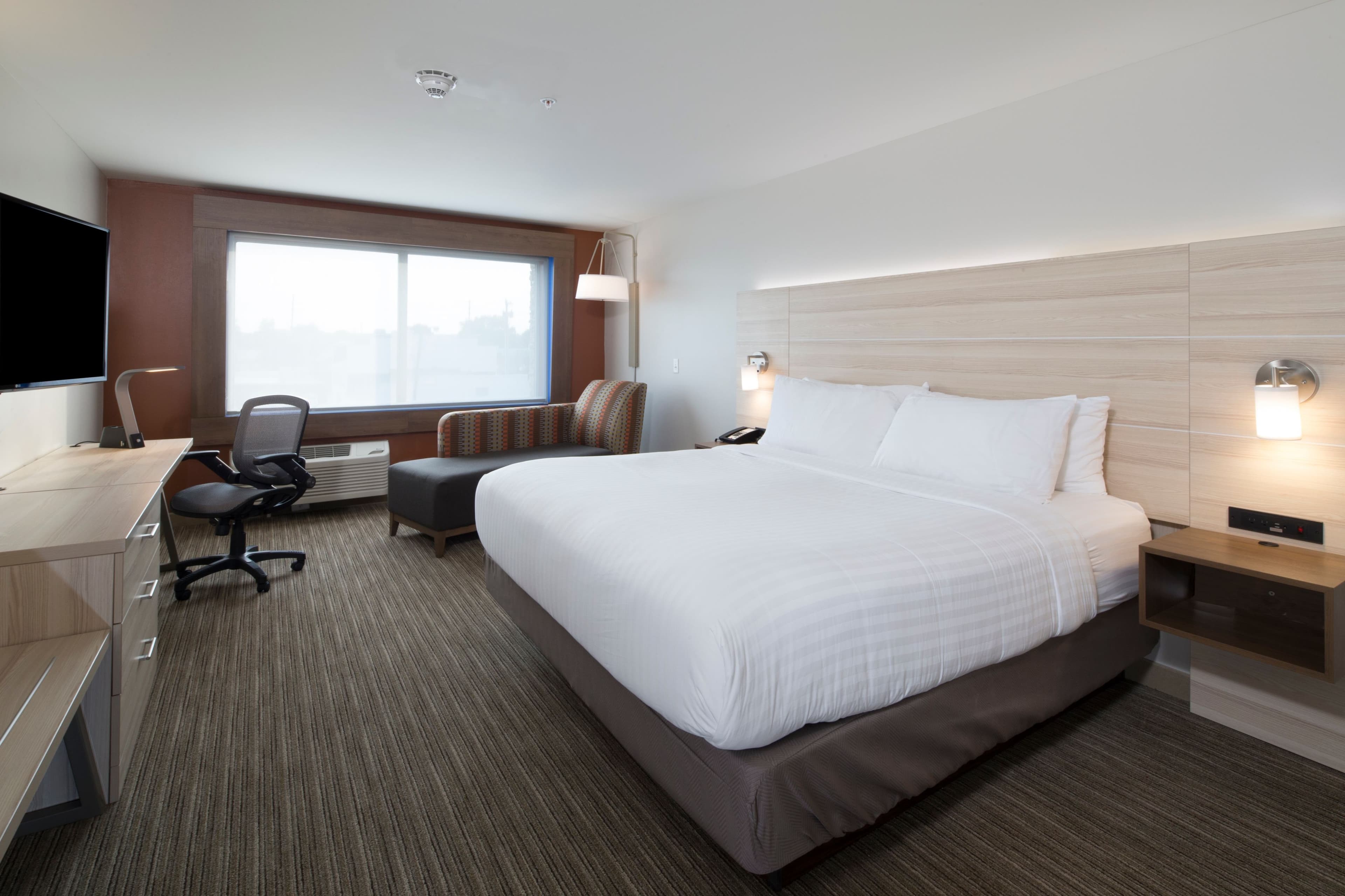 Holiday Inn Express & Suites Bay City — 7