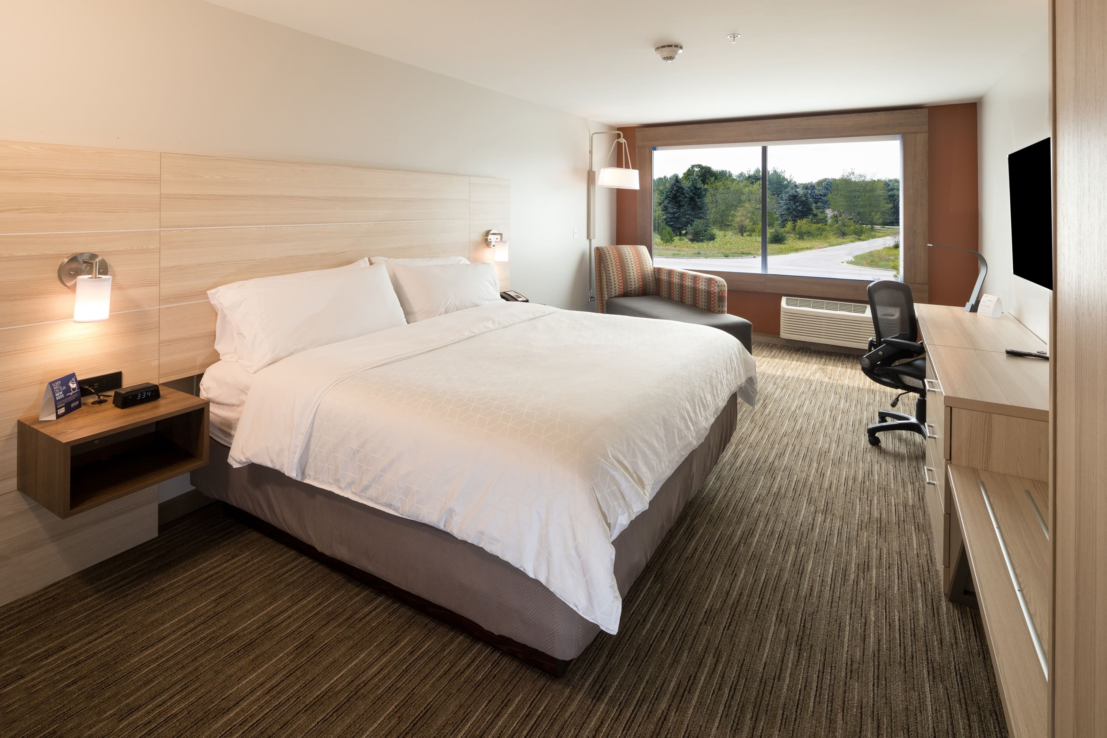 Holiday Inn Express & Suites Bay City — 16