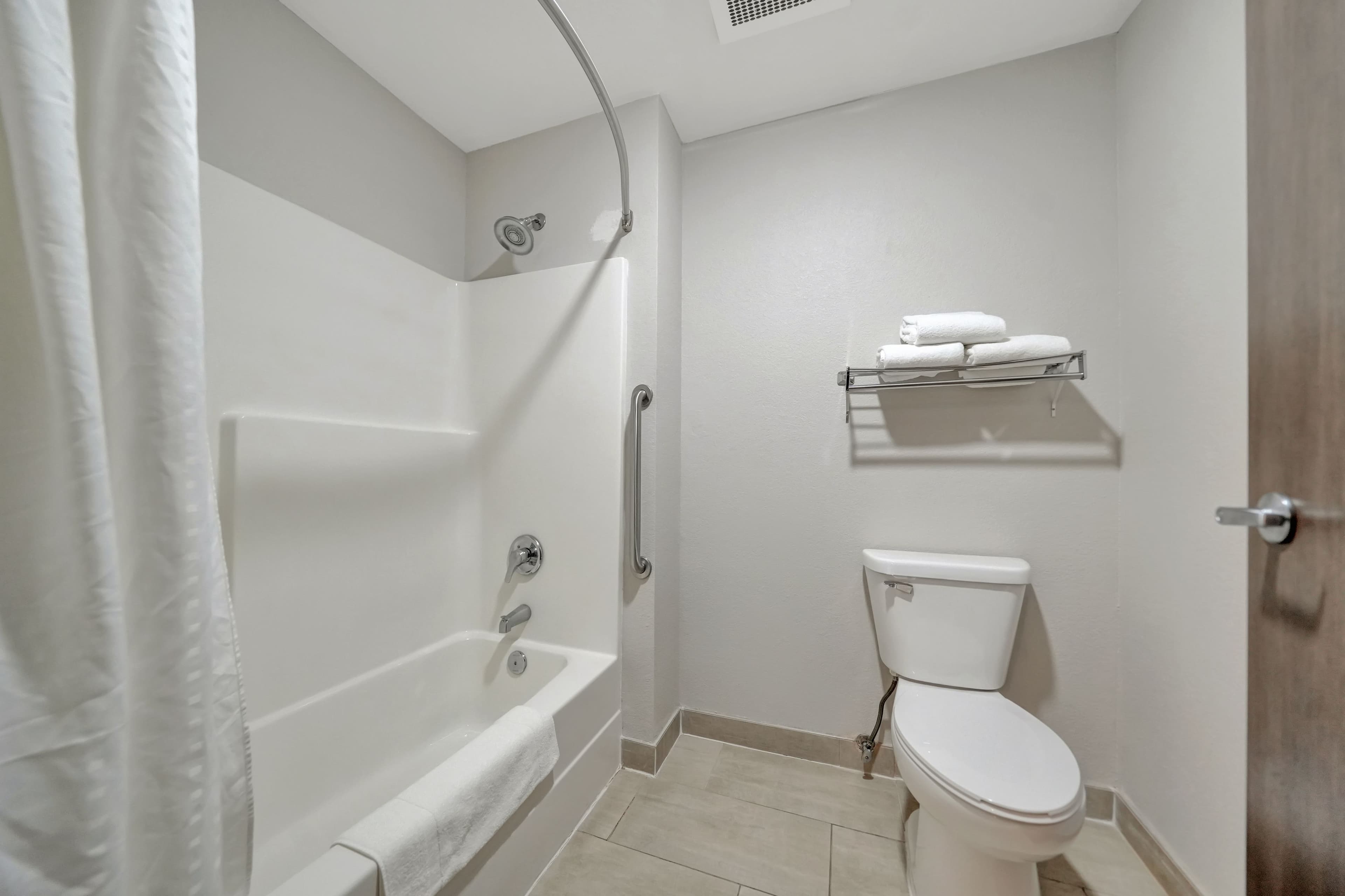 Holiday Inn Express & Suites Beatrice — 11