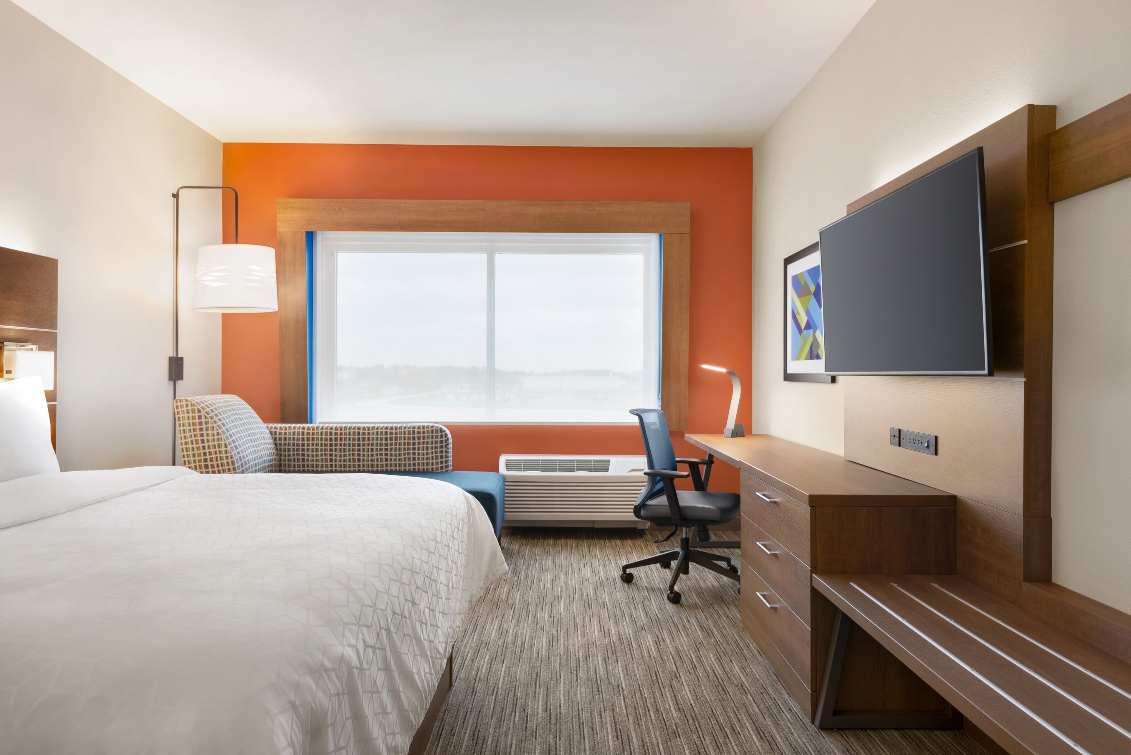 Holiday Inn Express & Suites Beaver Dam — 6