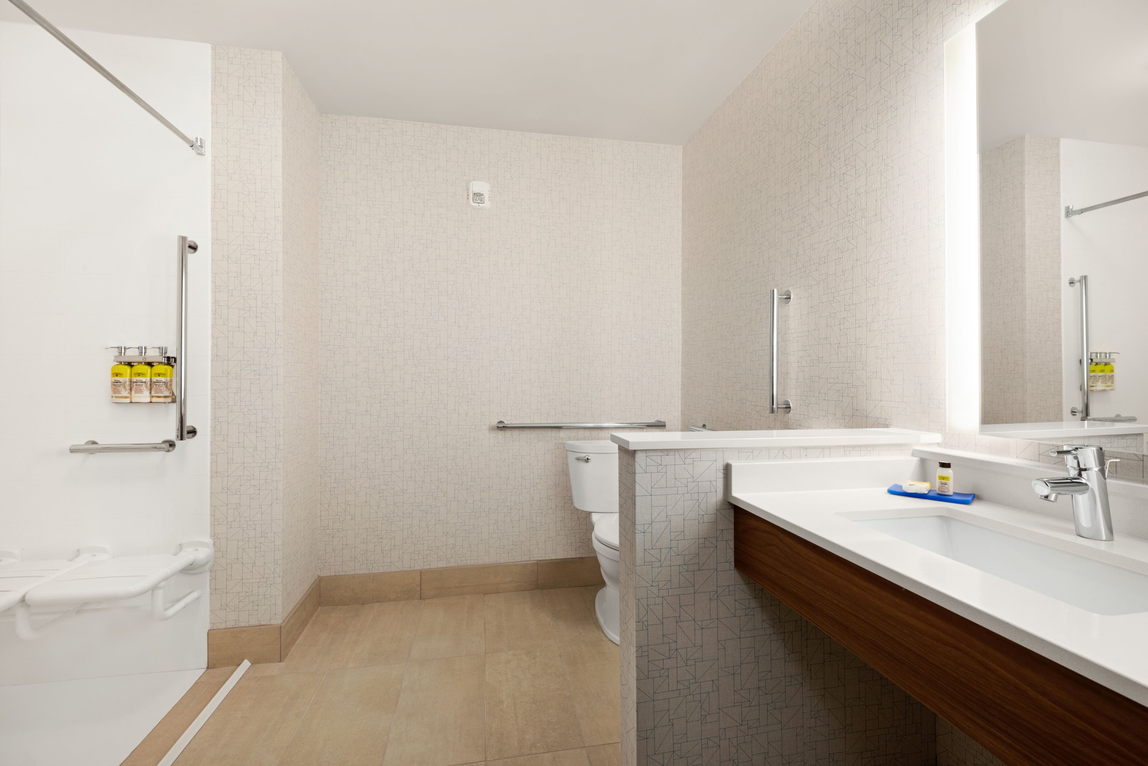 Holiday Inn Express & Suites Beaver Dam — 7