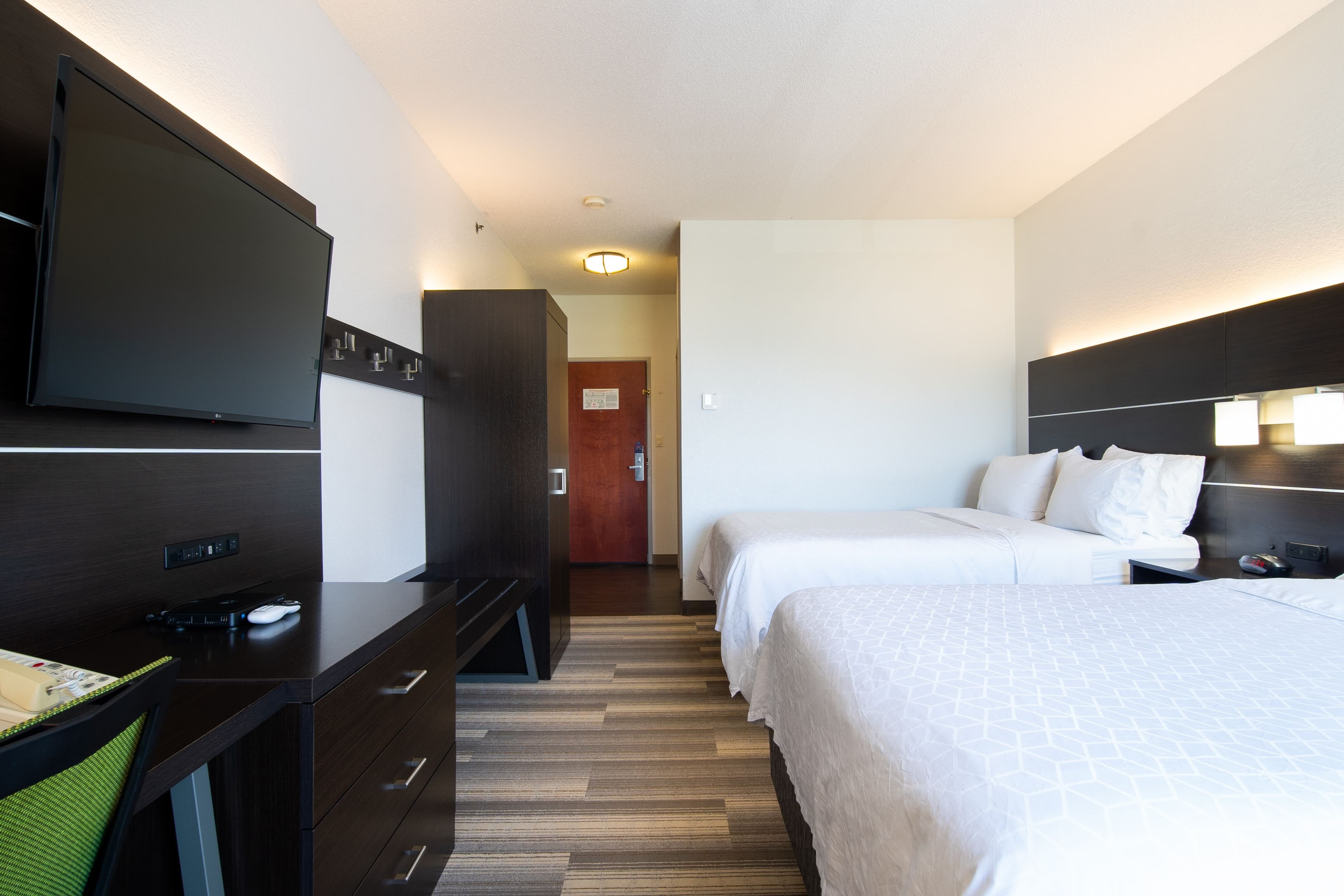 Holiday Inn Express & Suites Bedford — 8
