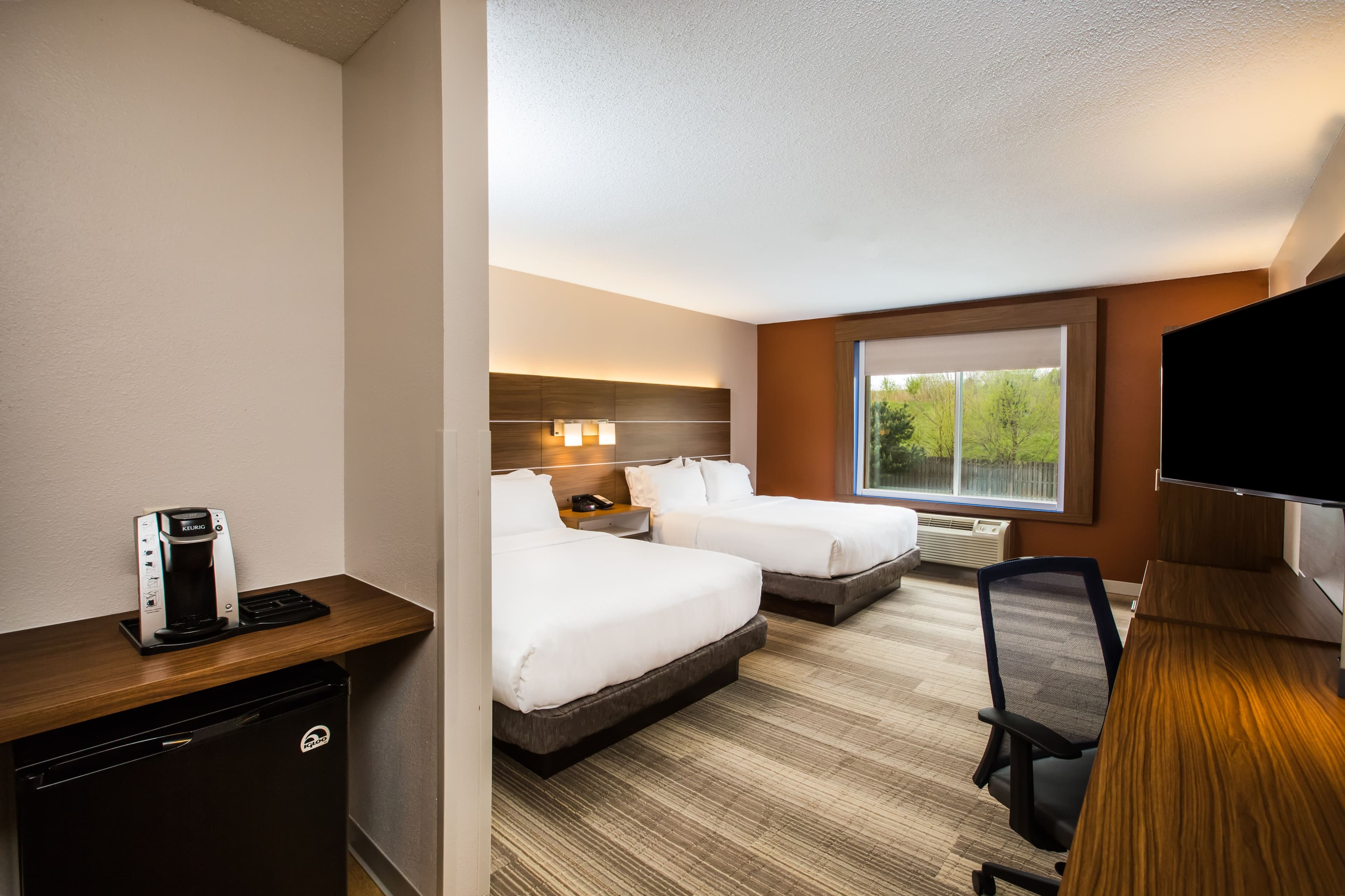 Holiday Inn Express & Suites Bellevue (Omaha Area) — 16
